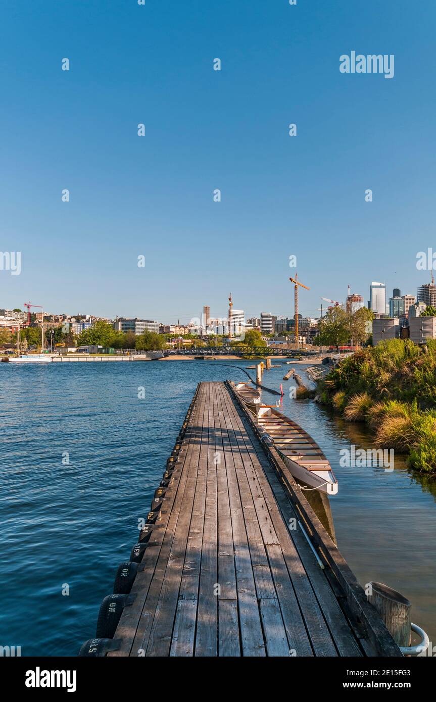 Un quai avec quelques petits bateaux amarrés sur le lac Union près de la reine Anne, Seattle, Washington. Banque D'Images