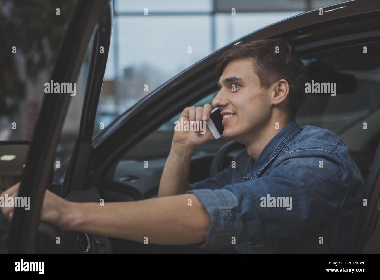 Heureux homme assis sur une voiture Banque de photographies et d’images ...