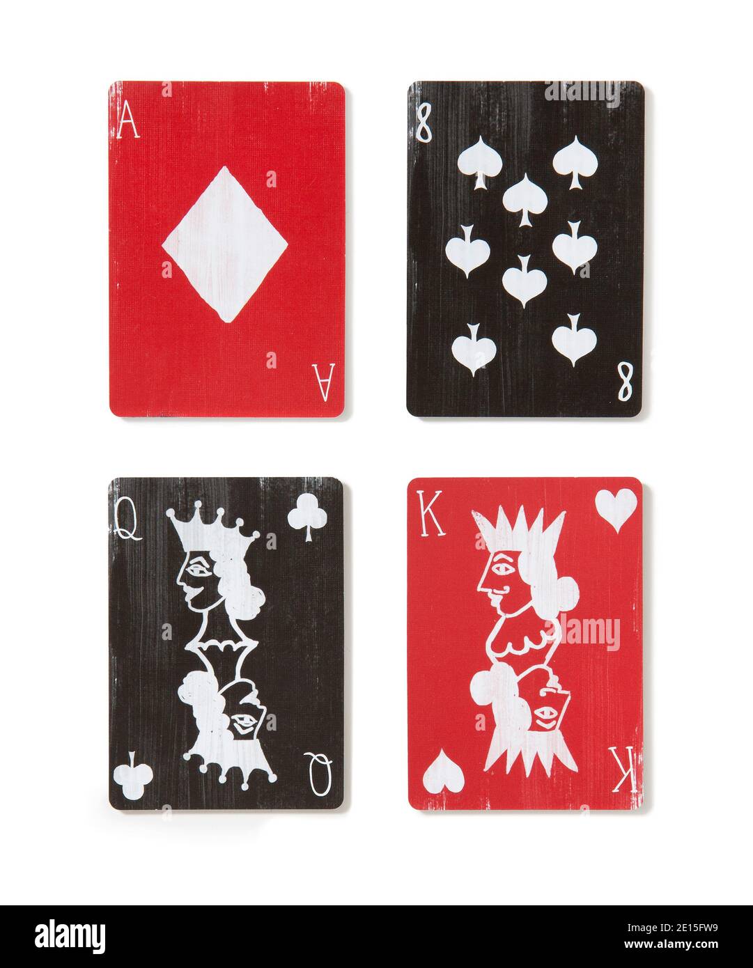 Cartes à jouer rouges et noires photographiées sur fond blanc Banque D'Images