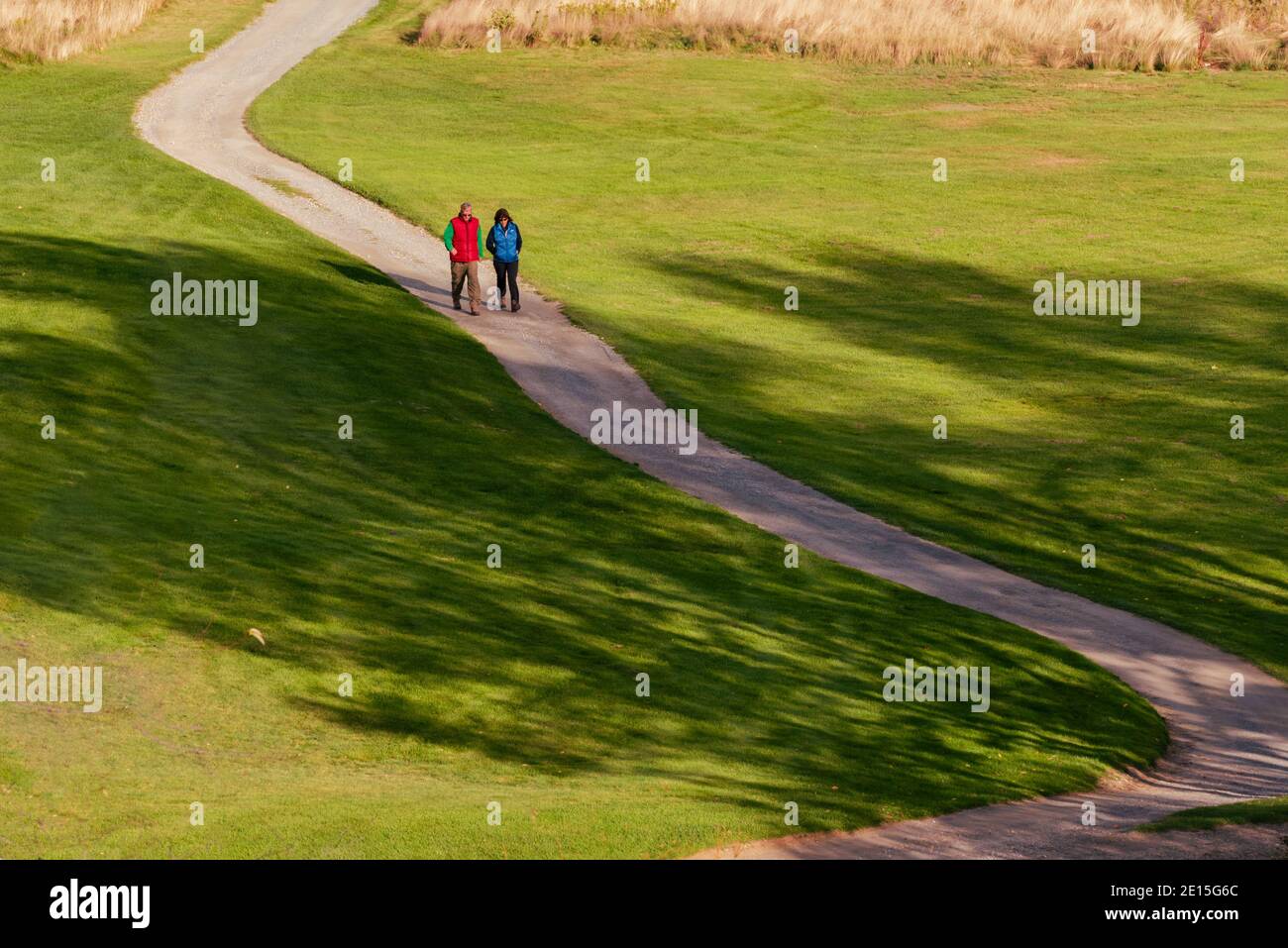 Bretton Woods, New Hampshire, États-Unis -- 25 septembre 2016. Un couple marche sur le chemin d'un parcours de golf dans la ville historique de Bretton Woods, dans le New Hampshire. Banque D'Images