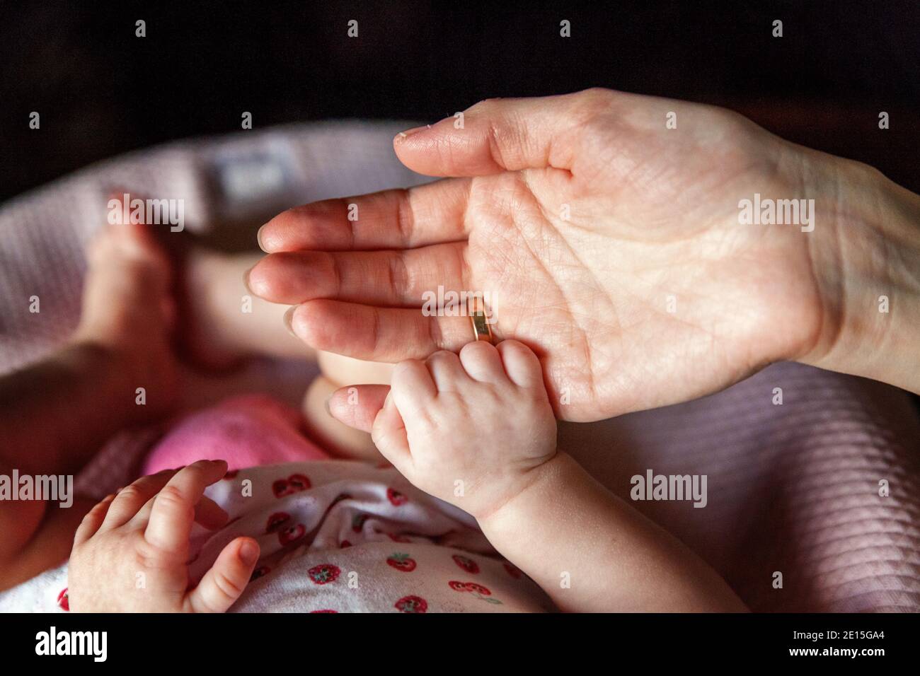 Petit Bebe Tenant La Main De La Mere Petite Main De Nouveau Ne Sur Les Mains En Forme De Femme Gros Plan Maman Et Son Enfant Concept De Famille Heureuse Beau Concept Photo Petit Bebe Tenant La Main De La Mere Petite Main De Nouveau Ne Sur Les Mains En Forme De Femme Gros Plan Maman Et Son Enfant Concept De Famille Heureuse Beau Concept Photo