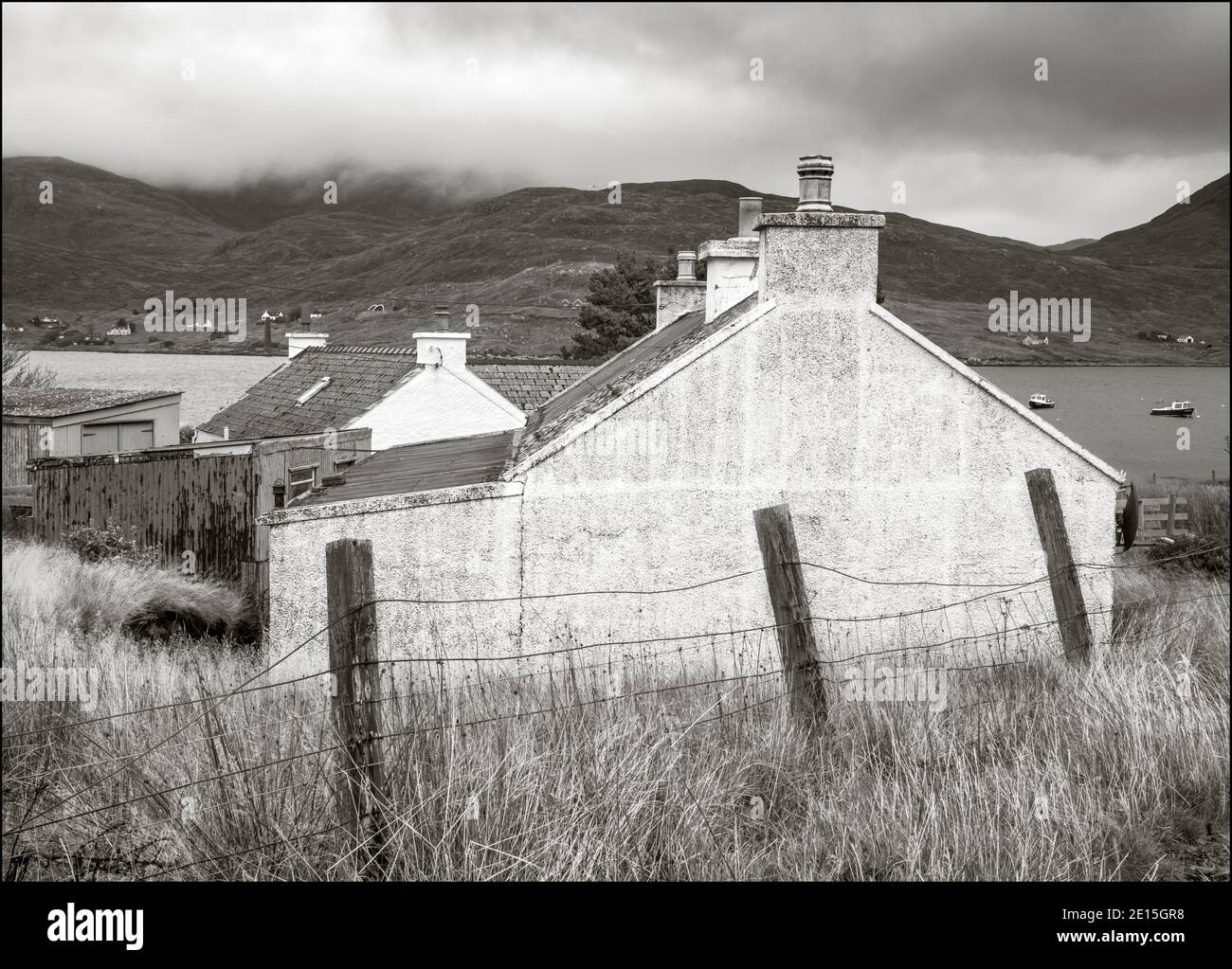 Île de Lewis et Harris, Écosse: Clôture et maisons de corft, Ardhasaig près de Tarbert Banque D'Images
