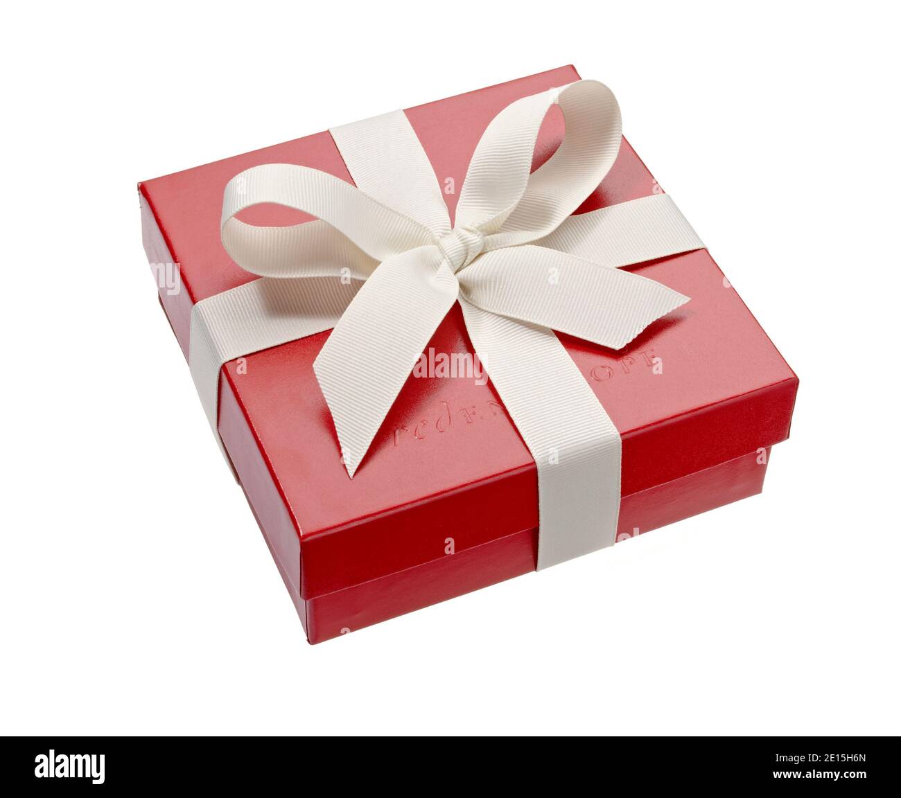 Boîte cadeau enveloppe rouge avec noeud blanc photographié sur un  arrière-plan blanc Photo Stock - Alamy