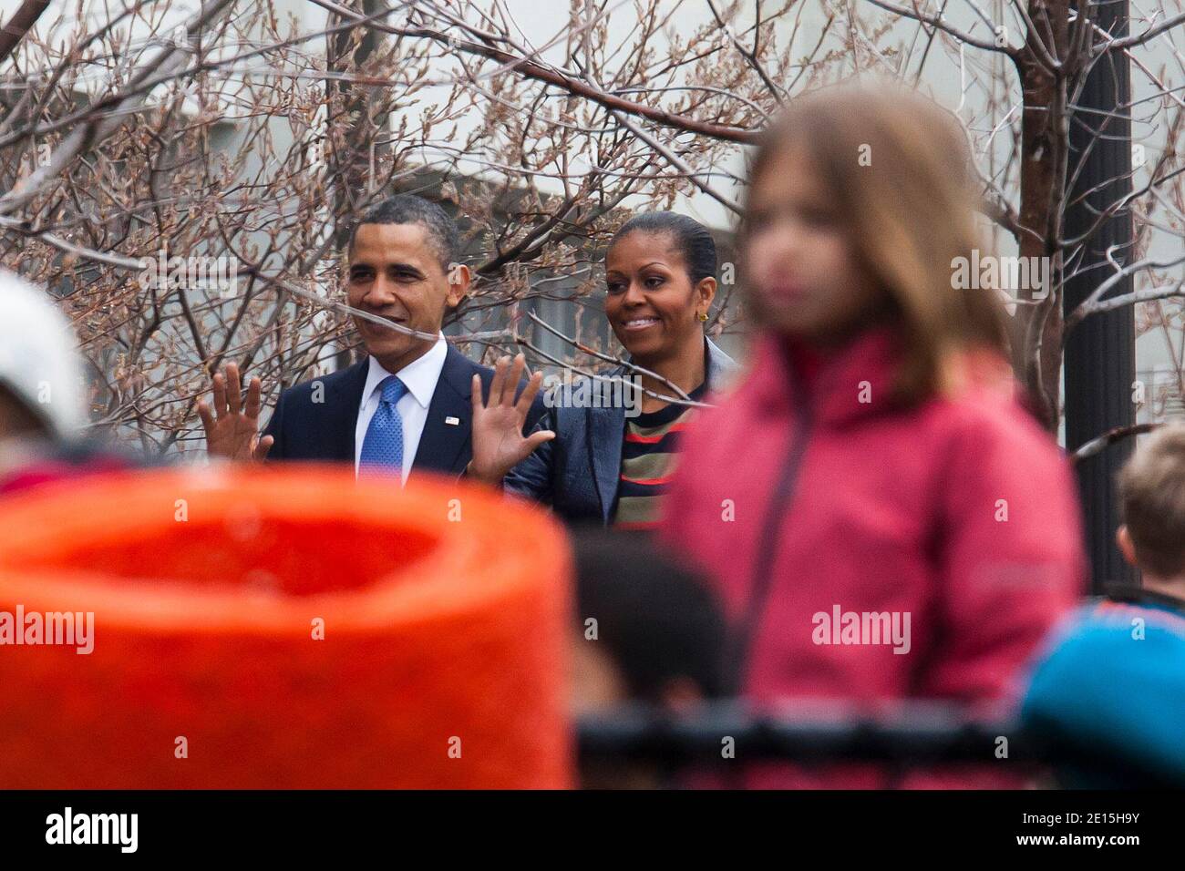 LE président AMÉRICAIN Barack Obama et la première dame Michelle Obama entrent sur le campus Bethesda de l'école d'amis de Sidwell à Bethesda, Maryland, États-Unis, le 01 2011 avril. Ils étaient à l'école pour assister à une conférence parent-enseignant pour leur fille Sasha. Photo de Jim Lo Scalzo/EPA/ABACAPRESS.COM Banque D'Images