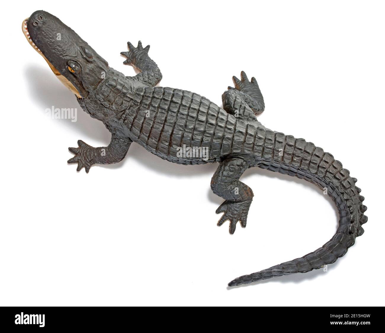 Jouet alligator en caoutchouc photographié sur fond blanc Banque D'Images