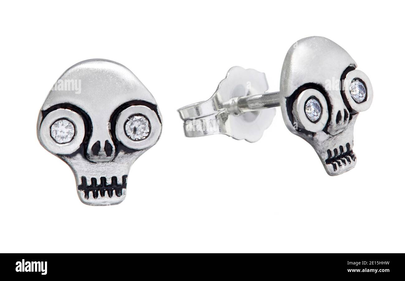 Paire de boucles d'oreilles argentées à motif tête de mort et yeux en cristal conçus par Wendy Brandes photographiée sur fond blanc Banque D'Images