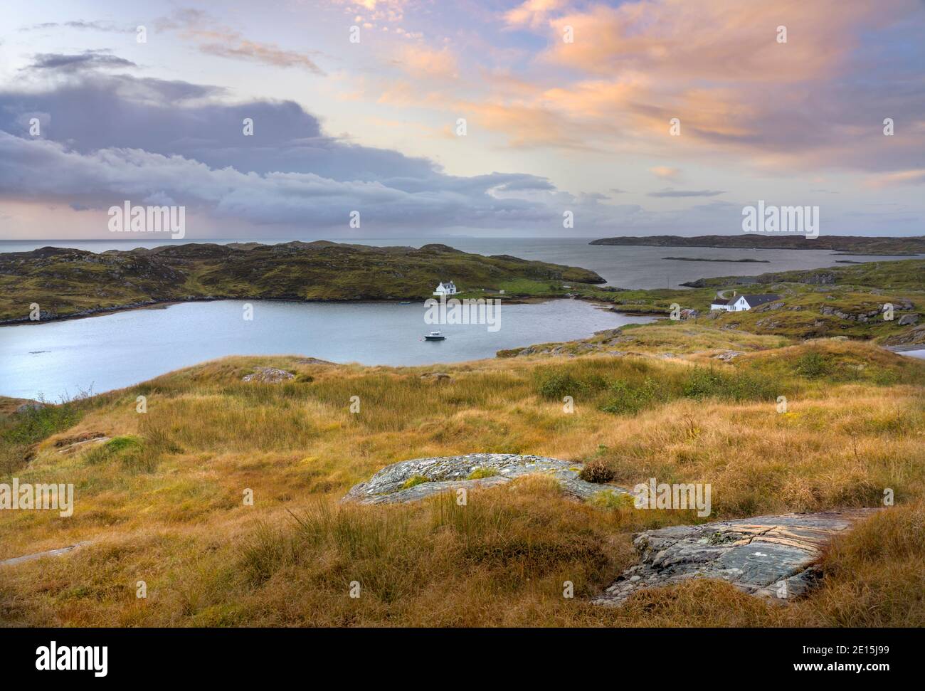 South Harris, Isle of Lewis et Harris, Écosse : décompensation des nuages de tempête matinaux sur un village côtier isolé Banque D'Images