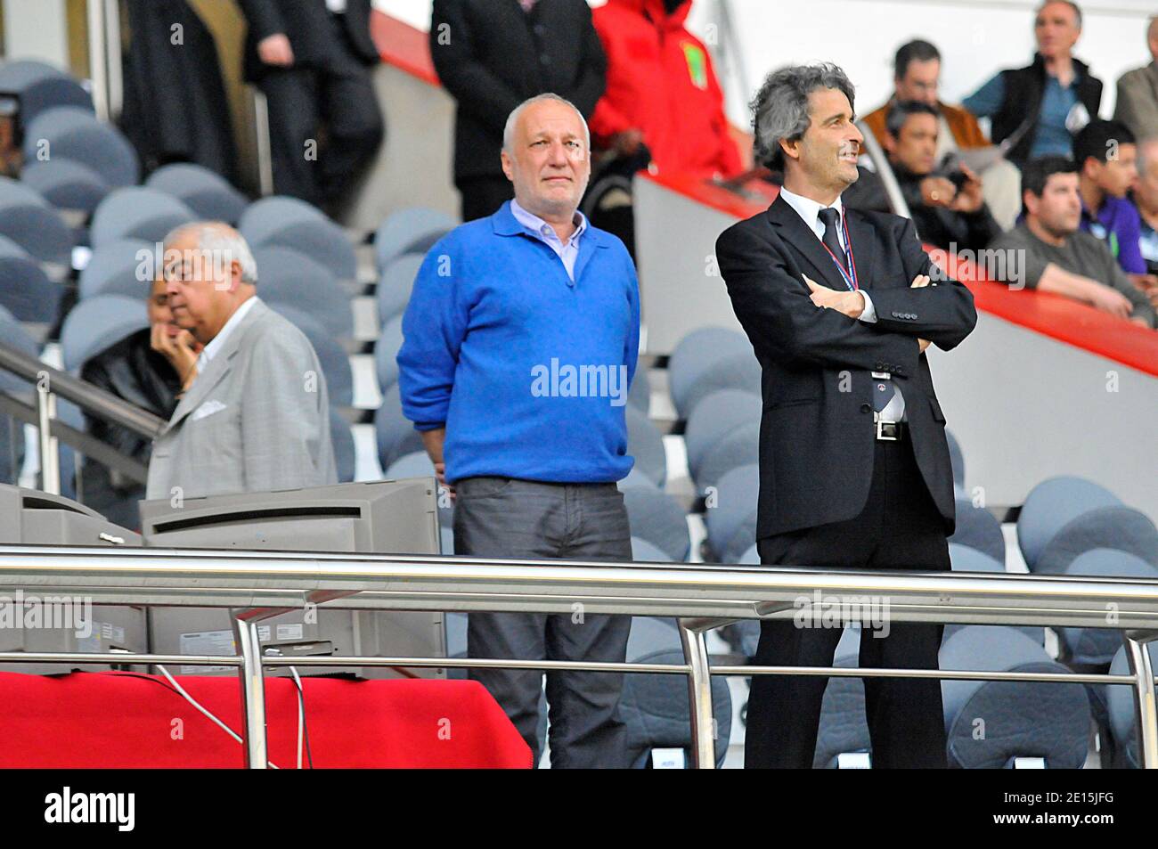 François Berleand et Sébastien Bazin, propriétaire du PSG, lors du match de football de la première Ligue française, Paris-St-Germain contre Lorient à Paris, France, le 2ndh, 2011 avril. PSG et Lorient dessinent 0-0. Photo de Thierry Plessis/ABACAPRESS.COM Banque D'Images