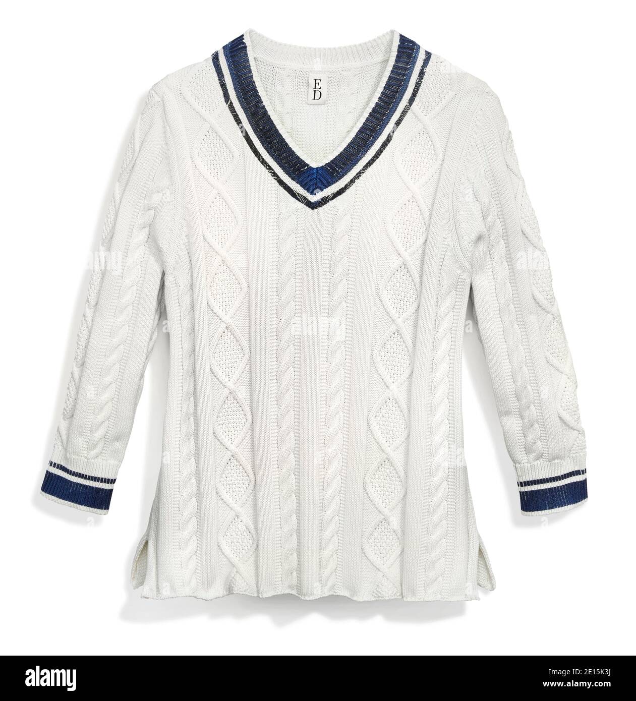 Pull à col en V blanc et bleu de la ligne de mode Ellen Par Ellen Degeneres photographiée sur fond blanc Banque D'Images