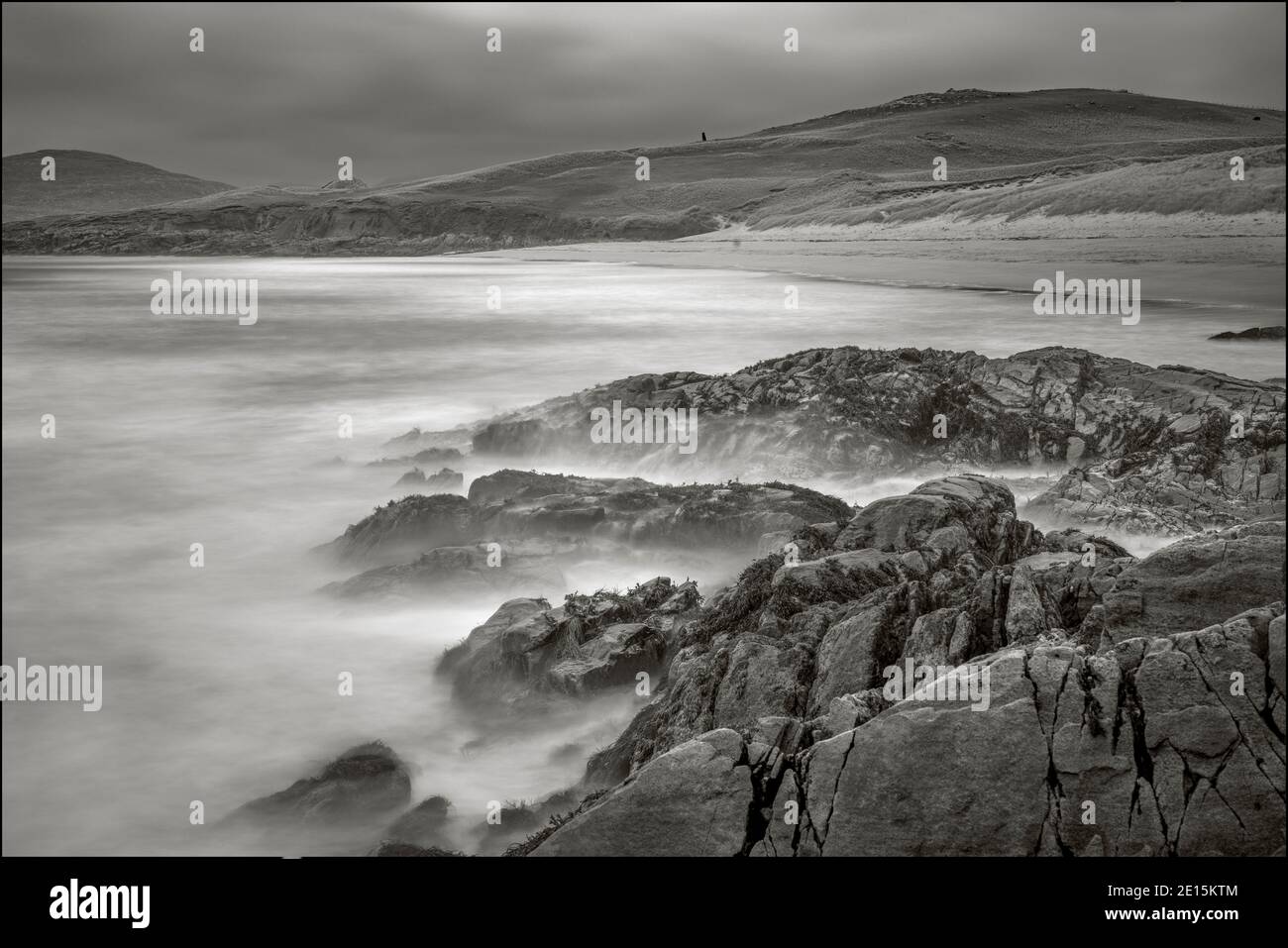 Île de Lewis et Harris, Écosse : activité de vagues sur les rochers côtiers Banque D'Images