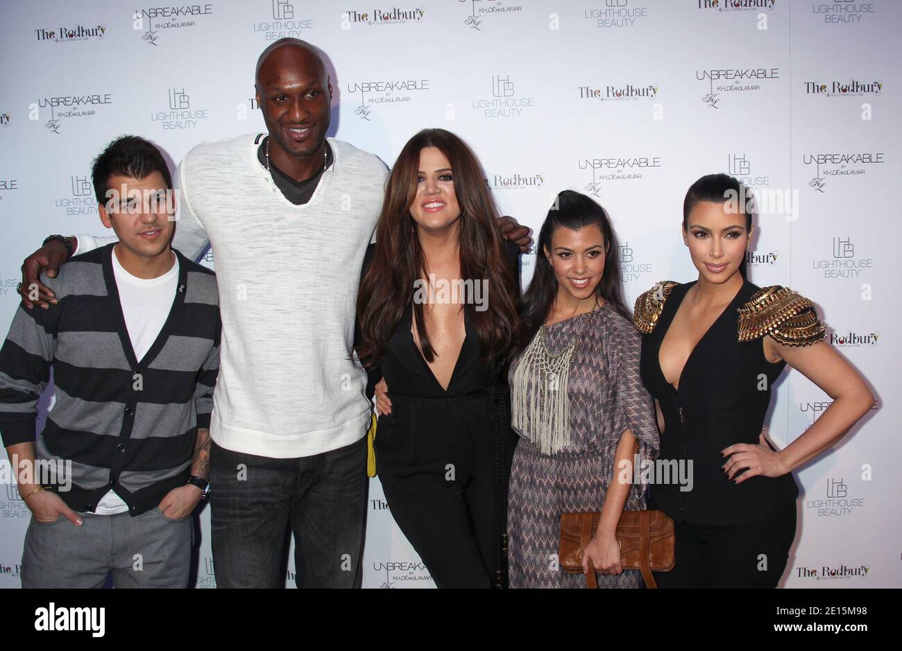 G-D) Rob Kardashian, Lamar Odom, Khloe Kardashian, Kourtney Kardashian et  Kim Kardashian lors des débuts de fragrance « incassable by Khloe and Lamar  » à l'hôtel Redbury à Hollywood, Los Angeles, CA,