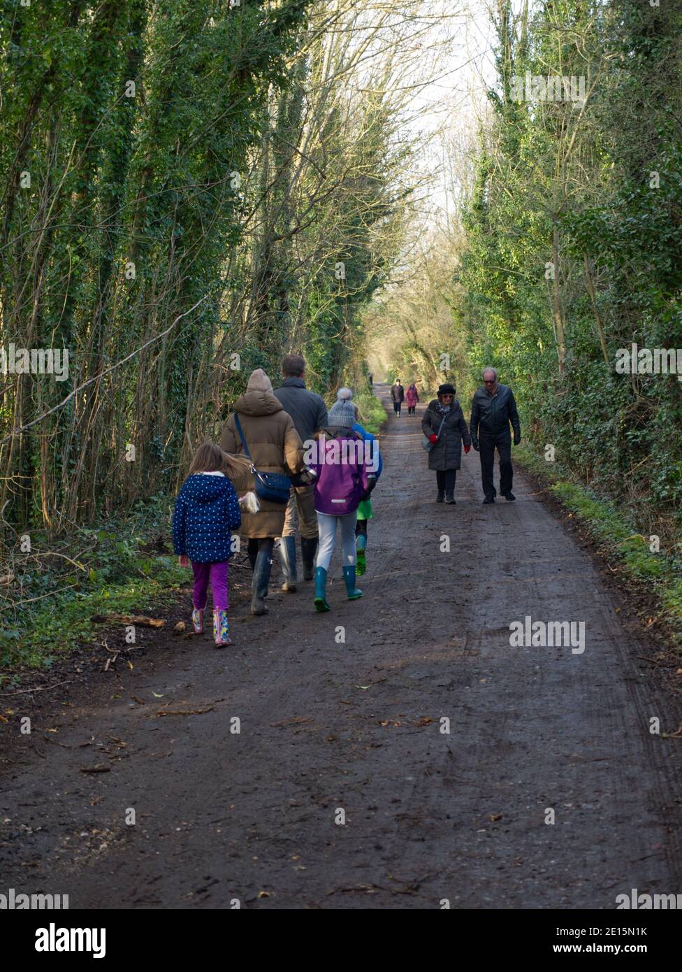 Canal de Grand Union, Harefield, Angleterre. Canal Walk, chemin de halage et écluses. Ponts, pêche, randonneurs, randonneurs. Destination. Randonneurs de maintien Covid-19 Banque D'Images