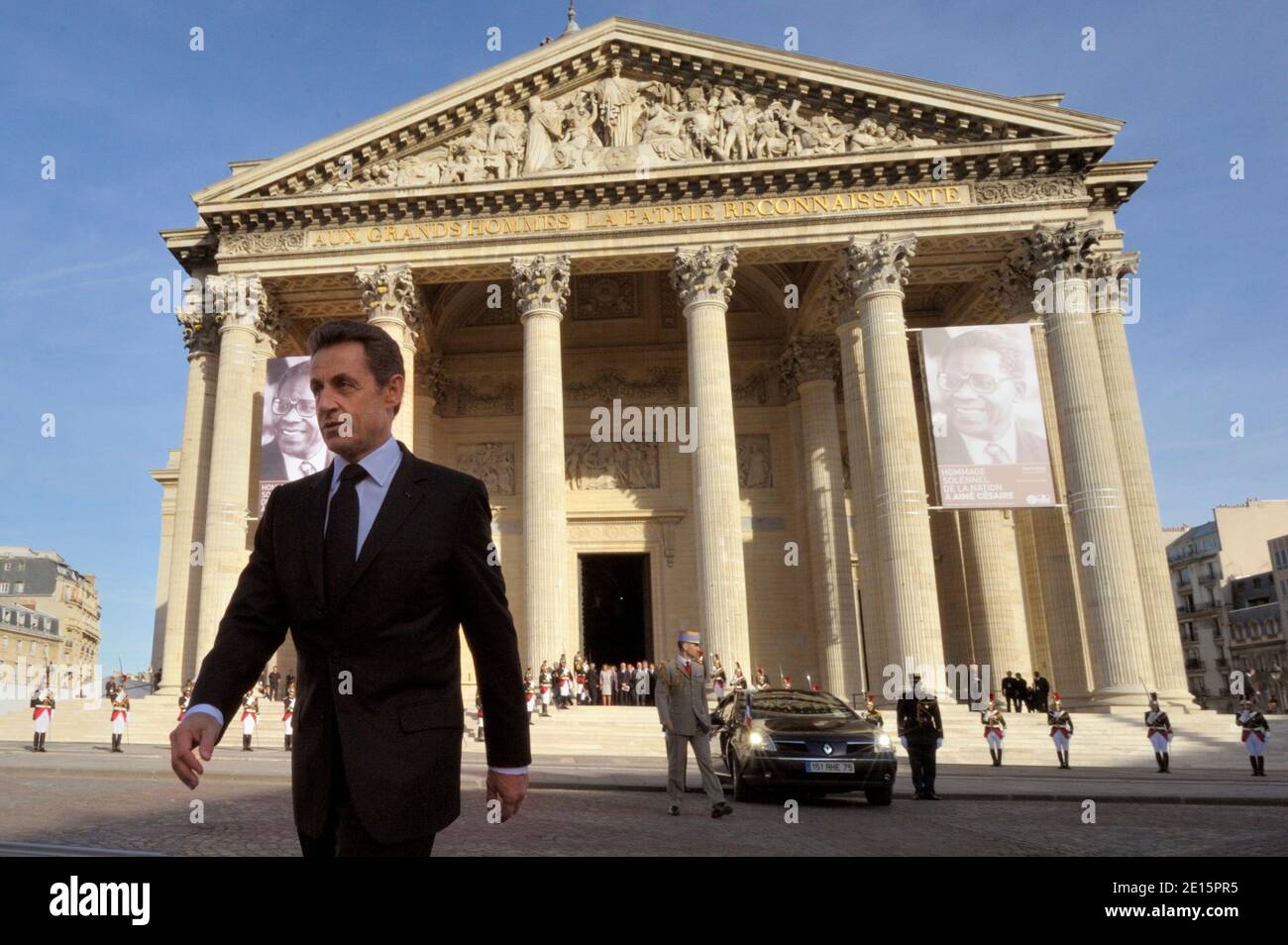 Le président français Nicolas Sarkozy se promène devant le Panthéon à Paris après un hommage national en l'honneur de feu poète et politicien aime Cesaire, né dans l'île française des Caraïbes de la Martinique, France le 6 avril 2011. Photo de Philippe Wojazer/Pool/ABACAPRESS.COM Banque D'Images