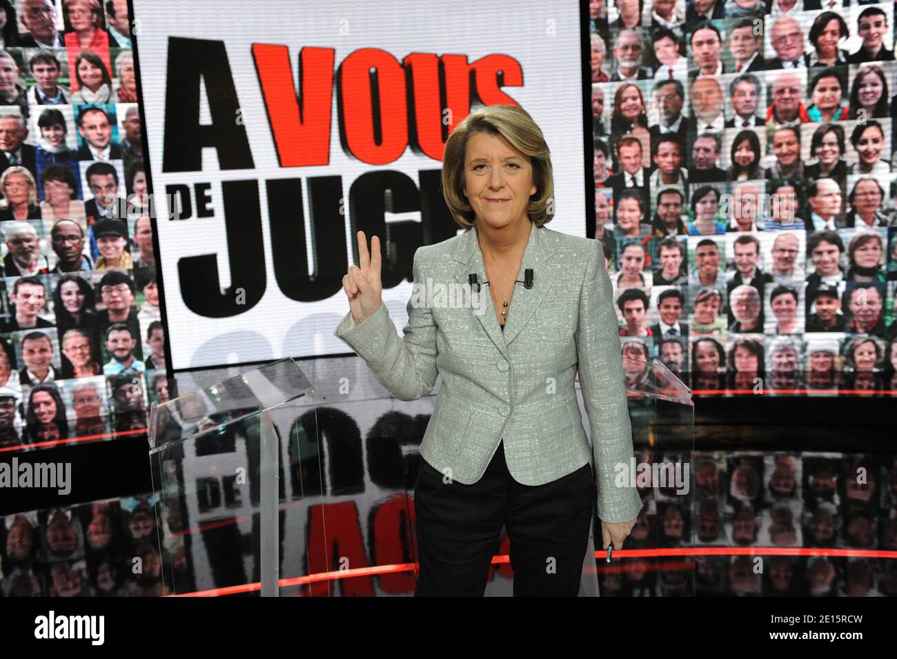 L'ancien ministre de l'écologie et président du Parti radical Jean-Louis Borloo pose aux cotes d'Arlette Chabot sur le plateau de l'émission de France 2 'A vous de Juger' a Paris, France, le 7 avril 2011. Jean-Louis Borloo une fois, au cours de l'émission, le fils part ainsi que celui de son parti 'le Parti radical' de l'UMP. Arlette Chabot présentait pour la derniere fois son Emission 'A vous de Juger' avant son départ de France télévisions. Photo Mousse/ABACAPRESS.COM Banque D'Images