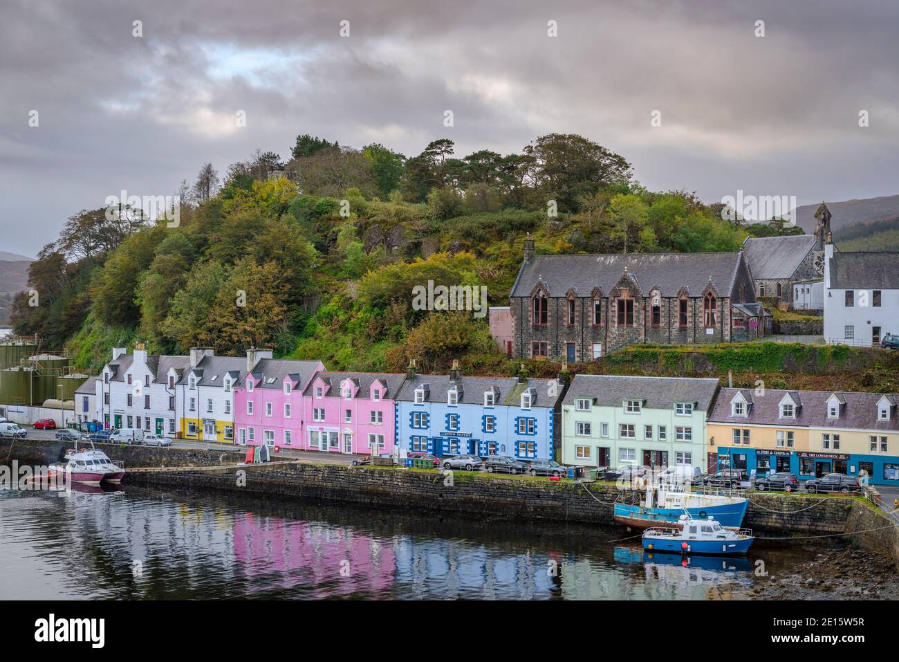 Portree, île de Skye, Écosse : front d'eau de Portree et port au crépuscule Banque D'Images