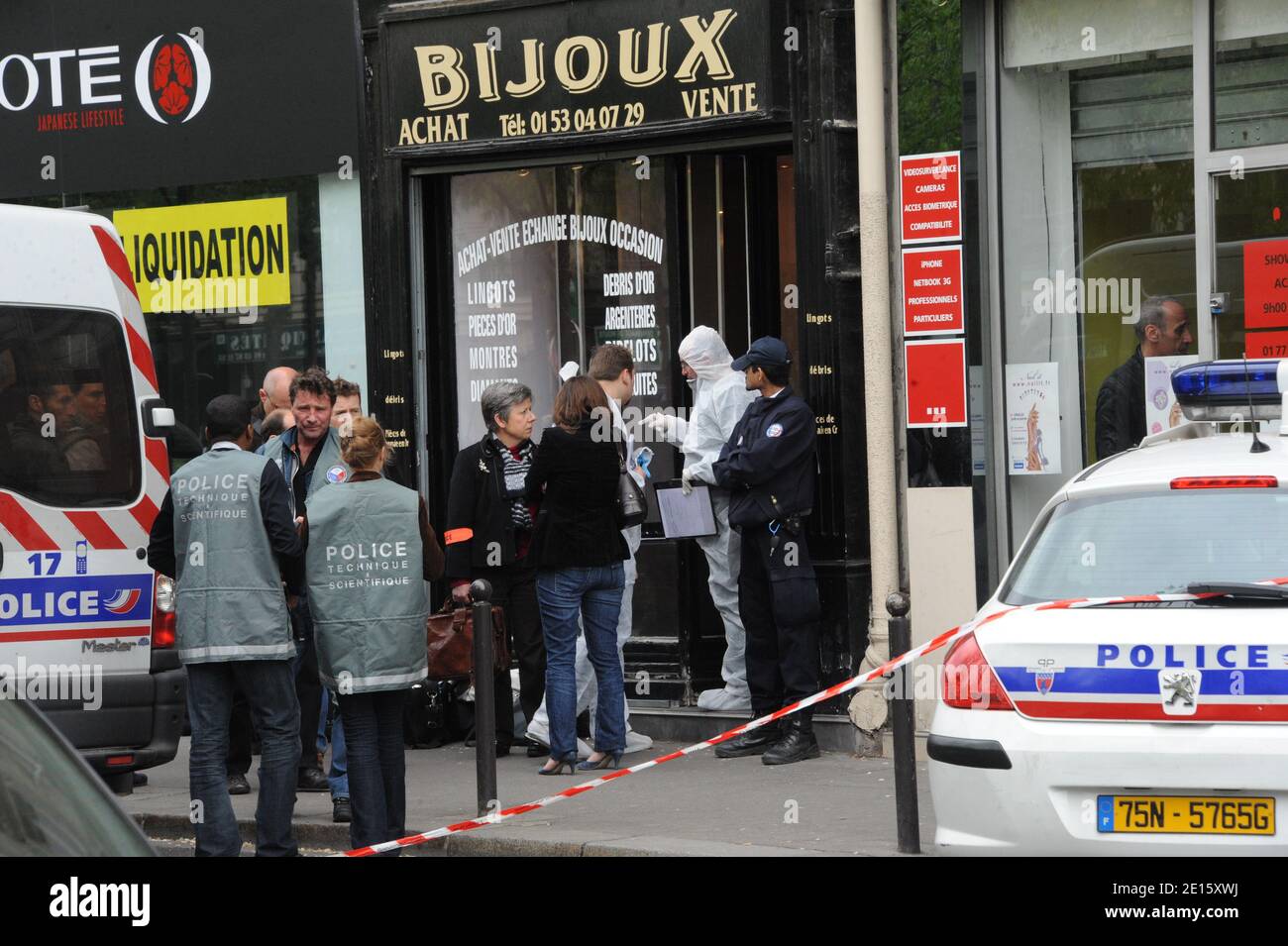 Les unités de police françaises enquêtent après qu'un bijoutier ait été tué lors d'un vol à la bijouterie de Doryan, boulevard des Batignolles, à Paris, en France, le 13 avril 2011. Photo de Mousse/ABACAPRESS.COM Banque D'Images