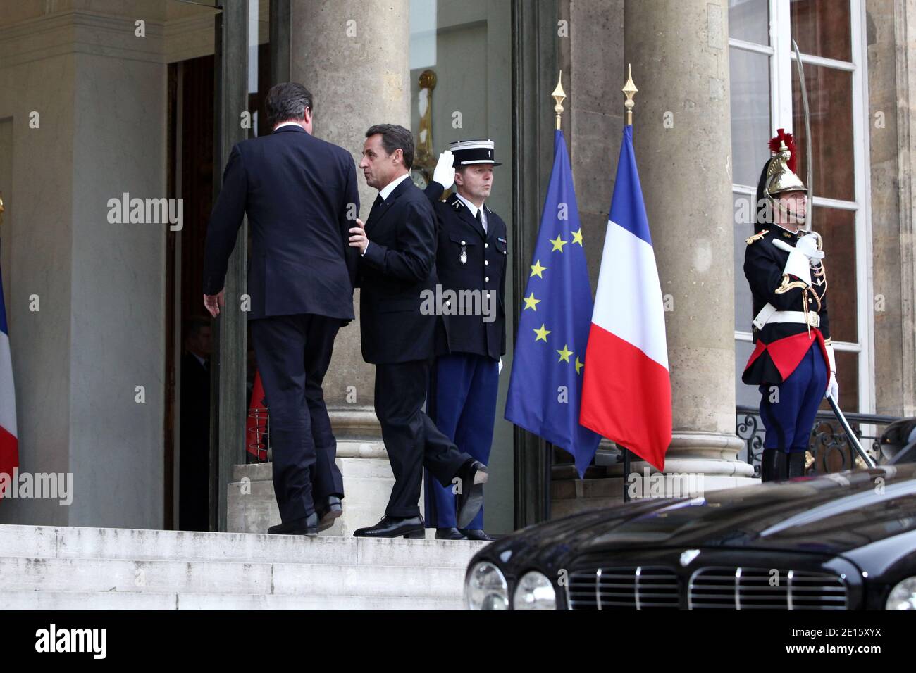 Le président français Nicolas Sarkozy accueille le Premier ministre britannique David Cameron avant un dîner de travail axé sur le conflit libyen au palais présidentiel de l'Elysée, à Paris, en France, le 13 avril 2011. Le 12 avril dernier, la Grande-Bretagne et la France ont fait pression sur les alliés de l'OTAN pour qu'ils déploient davantage de jets de combat pour protéger les civils. Photo de Stephane Lemouton/ABACAPRESS.COM Banque D'Images