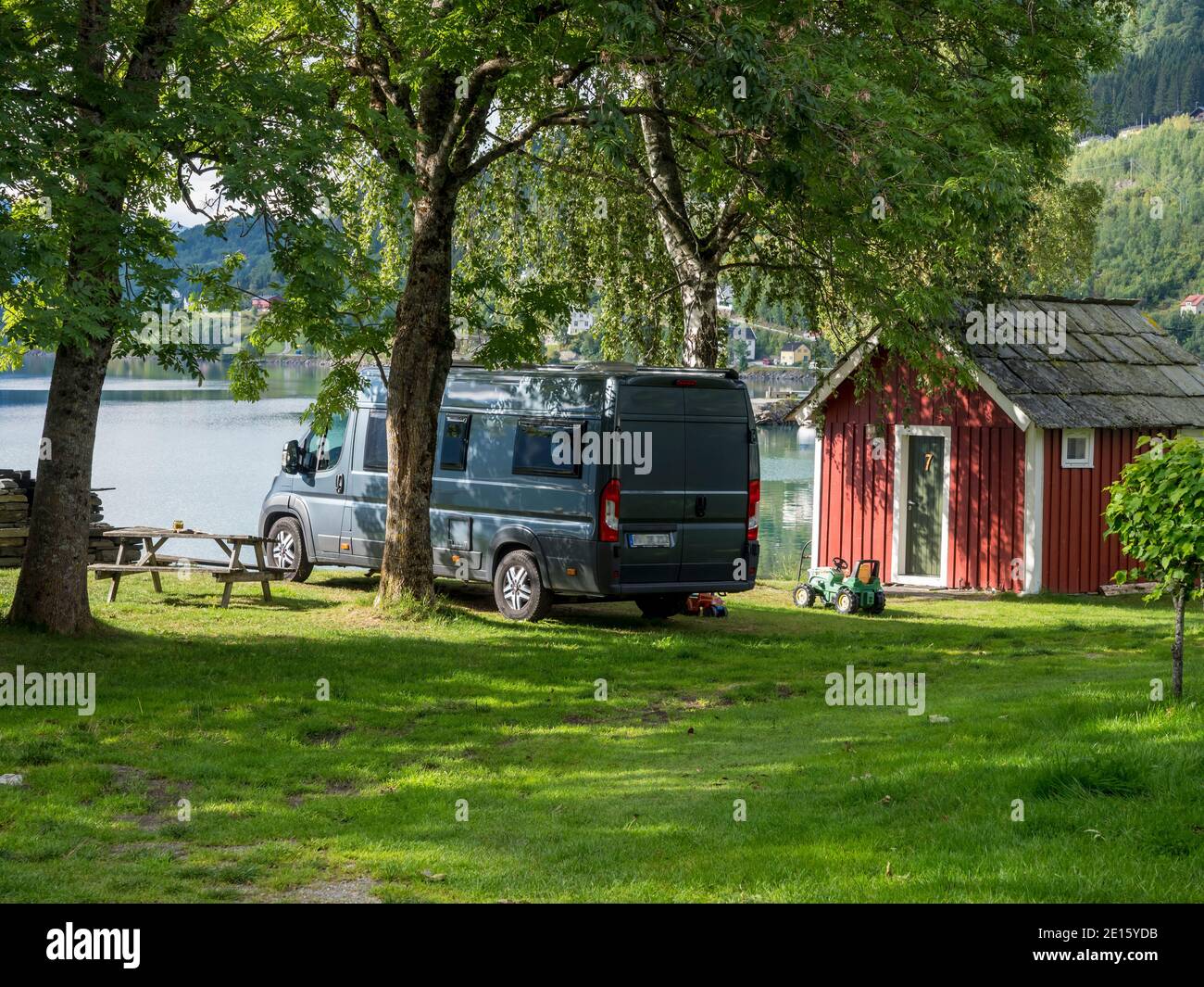 Fourgonnette sur un camping au Sognefjord, hangar en bois rouge typique, été, Norvège Banque D'Images