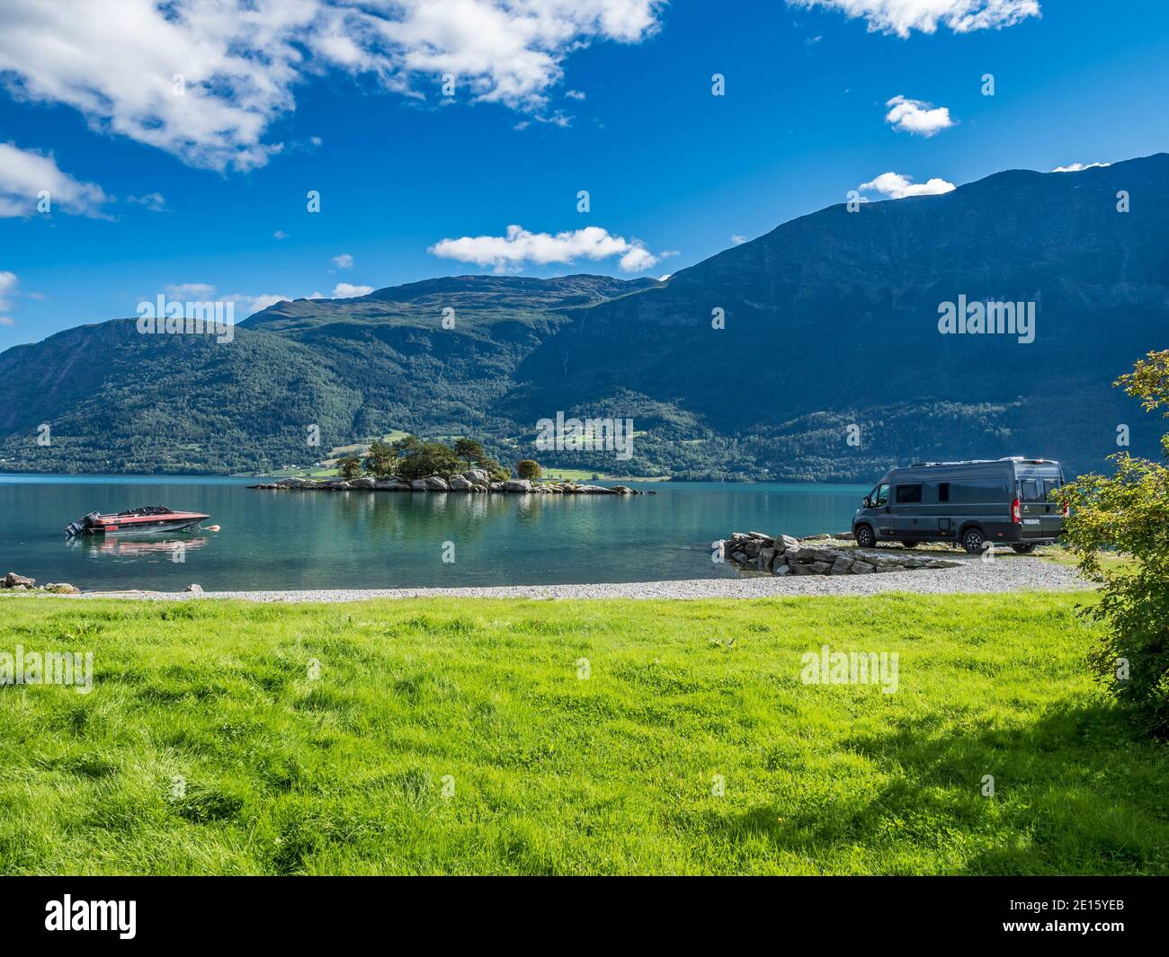 Campervan au Sognefjord, île à l'arrière, été, Norvège. Banque D'Images