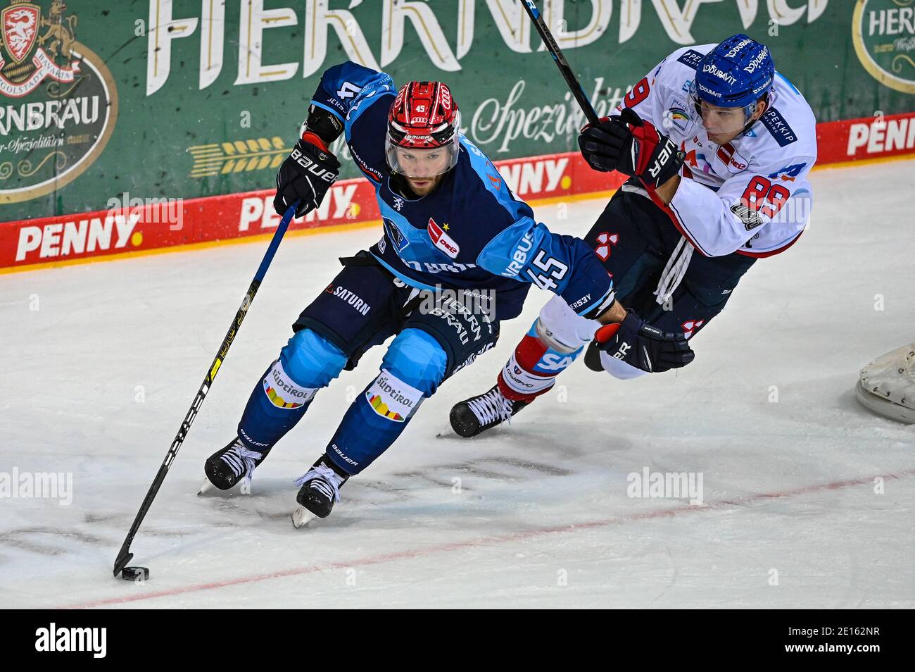 Ingolstadt, Allemagne. 04e janvier 2021. Hockey sur glace: DEL, ERC Ingolstadt - Adler Mannheim, Hauptrunde, Hauptrunde Games, Matchday 5. David Wolf de Mannheim (r) tente d'obtenir le palet de Ben Marshall d'Ingolstadt. Credit: Armin Weigel/dpa/Alay Live News Banque D'Images