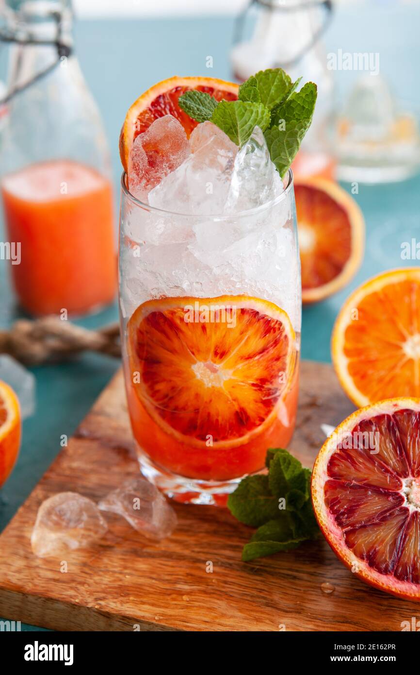 Cocktail avec des oranges de sang frais Banque D'Images