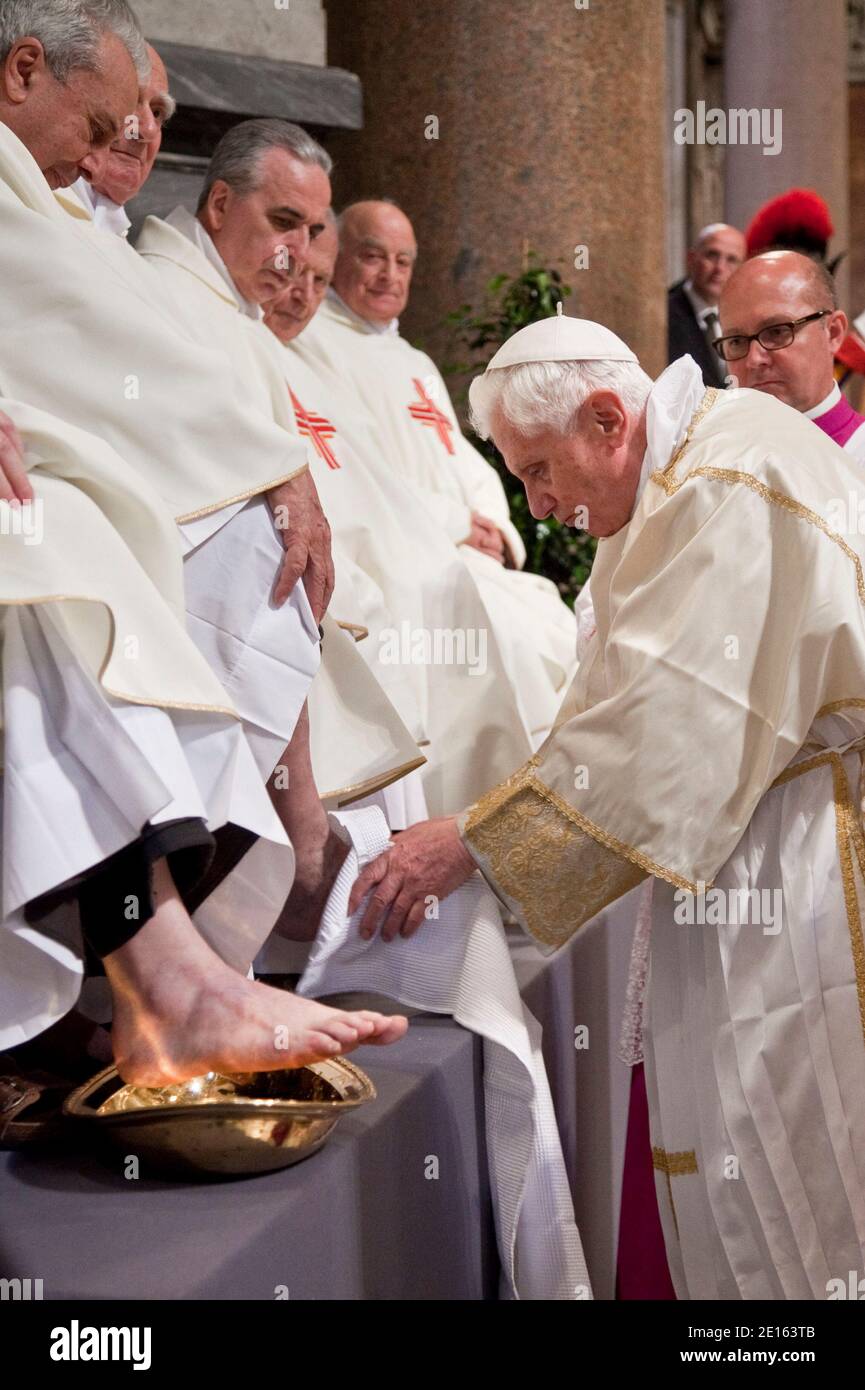 Le Pape Benoît XVI lave le pied d'un prêtre, pendant le rite du jeudi Saint du lavage des pieds, dans la basilique Saint-Jean de Latran à Rome, Italie, le 21 avril 2011. Le pape Benoît XVI lave les pieds d'une douzaine de prêtres lors d'une cérémonie du jeudi Saint pour symboliser l'humilité. PHOTO par Eric Vandeville/ABACAPRESS.COM Banque D'Images