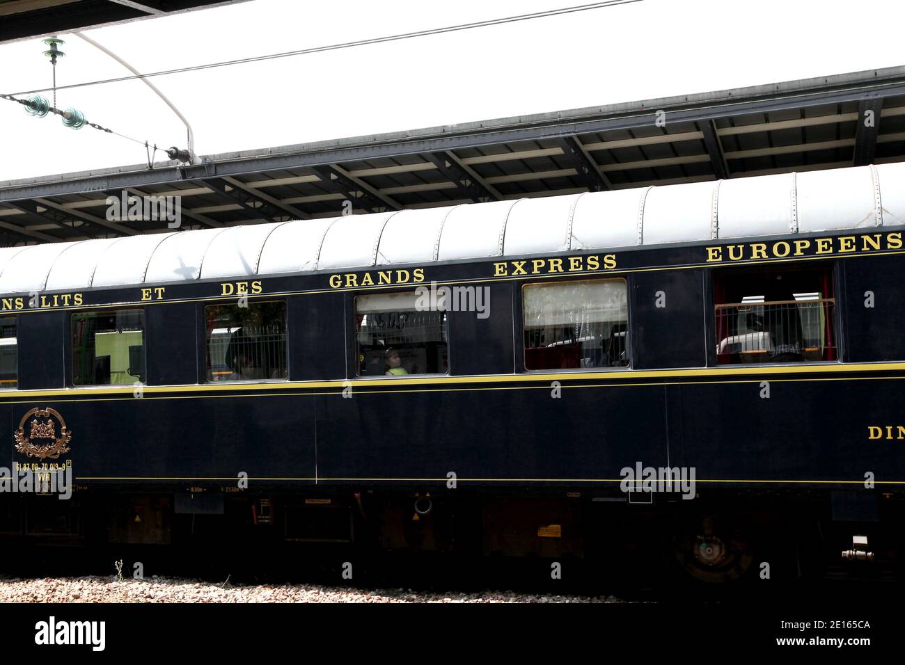 Les gens visitent le légendaire train Orient Express à la gare de l'est, tandis que la compagnie ferroviaire française SNCF ouvre le train, le set du célèbre roman Agatha Christie, au public pour une visite sans précédent. L'événement marque la finale du Prix Thriller de la SNCF, composée de lecteurs votant pour leur roman détective préféré de l'année, ainsi qu'une exposition « trains du mystère » (Mystères des trains) montrant les entrelaces entre la littérature ferroviaire et la littérature criminelle au cours des 150 dernières années, à Paris, en France, le 26 avril, 2011. Photo de Stephane Lemouton/ABACAPRESS.COM Banque D'Images