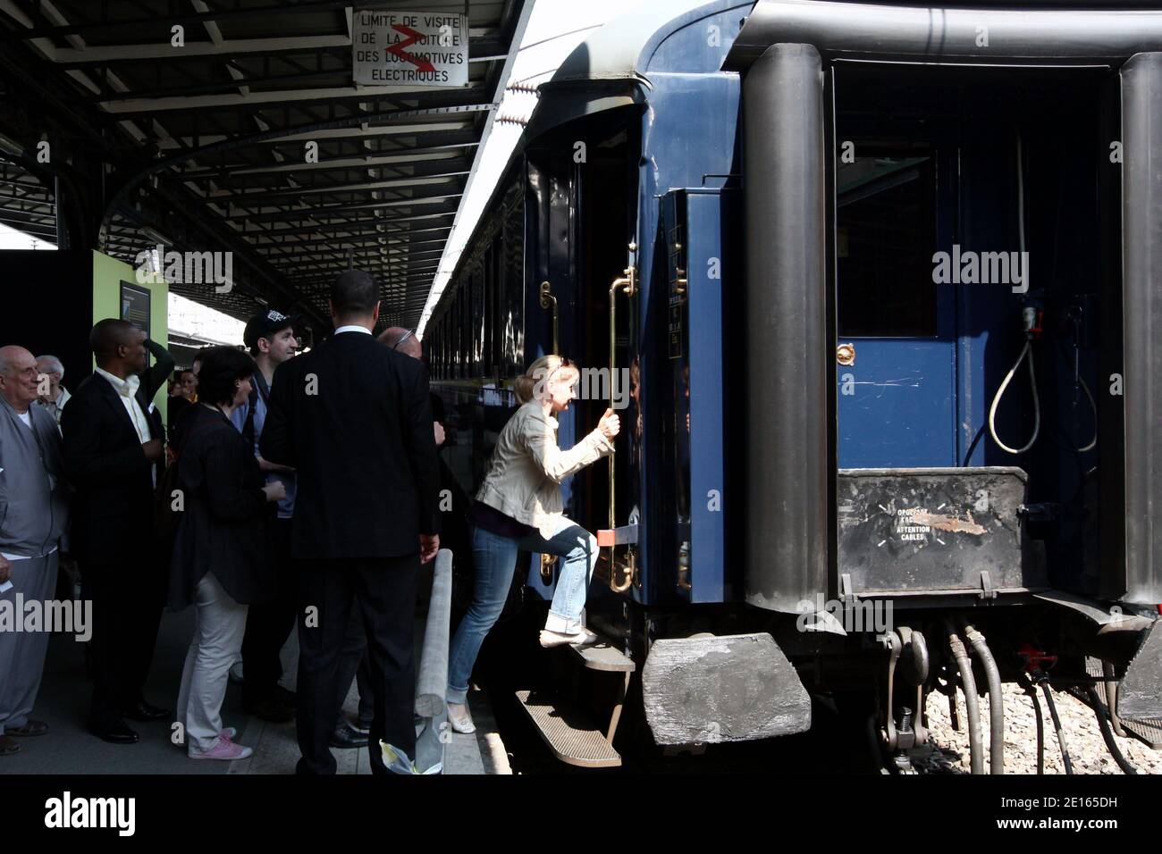 Les gens visitent le légendaire train Orient Express à la gare de l'est, tandis que la compagnie ferroviaire française SNCF ouvre le train, le set du célèbre roman Agatha Christie, au public pour une visite sans précédent. L'événement marque la finale du Prix Thriller de la SNCF, composée de lecteurs votant pour leur roman détective préféré de l'année, ainsi qu'une exposition « trains du mystère » (Mystères des trains) montrant les entrelaces entre la littérature ferroviaire et la littérature criminelle au cours des 150 dernières années, à Paris, en France, le 26 avril, 2011. Photo de Stephane Lemouton/ABACAPRESS.COM Banque D'Images