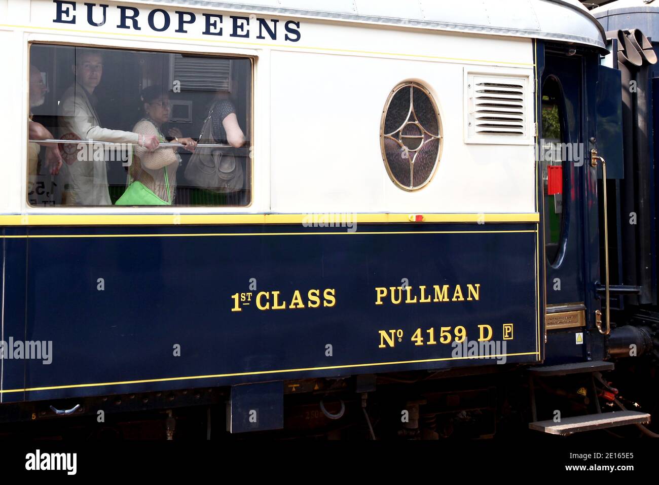 Les gens visitent le légendaire train Orient Express à la gare de l'est, tandis que la compagnie ferroviaire française SNCF ouvre le train, le set du célèbre roman Agatha Christie, au public pour une visite sans précédent. L'événement marque la finale du Prix Thriller de la SNCF, composée de lecteurs votant pour leur roman détective préféré de l'année, ainsi qu'une exposition « trains du mystère » (Mystères des trains) montrant les entrelaces entre la littérature ferroviaire et la littérature criminelle au cours des 150 dernières années, à Paris, en France, le 26 avril, 2011. Photo de Stephane Lemouton/ABACAPRESS.COM Banque D'Images