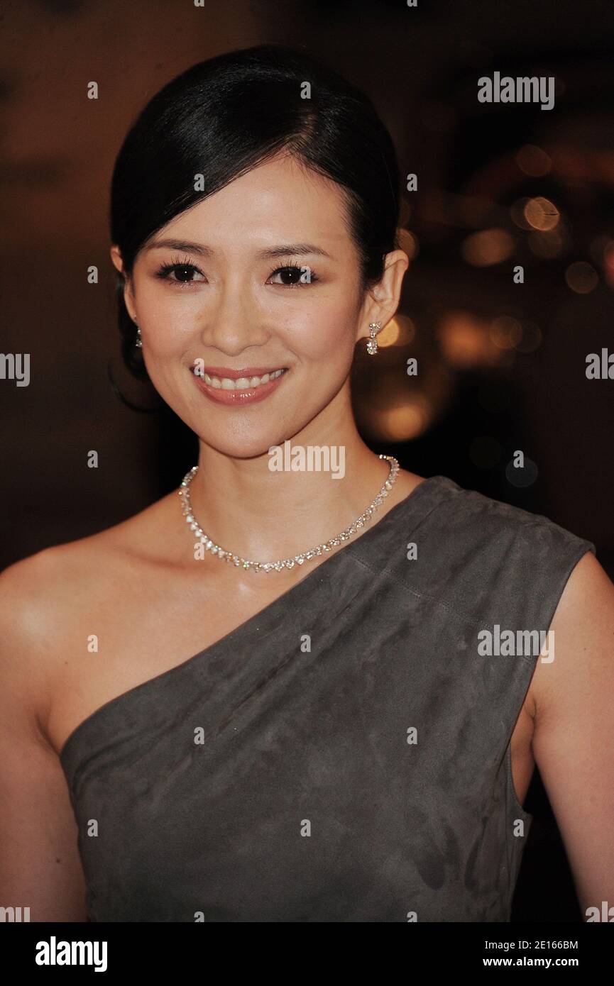 Ziyi Zhang arrive au lancement de l'exposition voitures anciennes - dîner de gala au Musée des Arts Décoratifs à Paris, France, le 27,2011 avril. Photo de Giancarlo Gorassini/ABACAPRESS.COM Banque D'Images