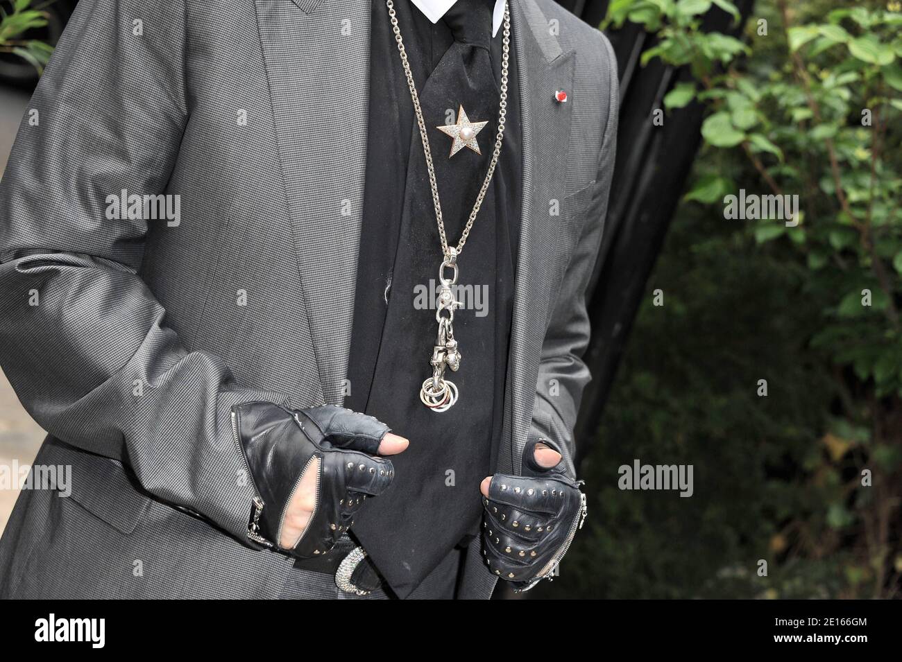 Le designer allemand Karl Lagerfeld arrive à l'hôtel la Reserve pour inaugurer « la Suite Magnum Chocolat » (la Suite Magnum Chocolate), à Paris, en France, le 28 avril 2011. La suite a été conçue par Lagerfeld pour la marque de crème glacée Magnum afin de marquer le lancement de sa campagne publicitaire mondiale. La chambre et le mobilier sont entièrement faits de chocolat belge. Sur le lit, le corps d'un homme représente la muse de Lagerfeld et le modèle favori Baptiste Giabici. Photo de Nicolas Briquet/ABACAPRESS.COM Banque D'Images