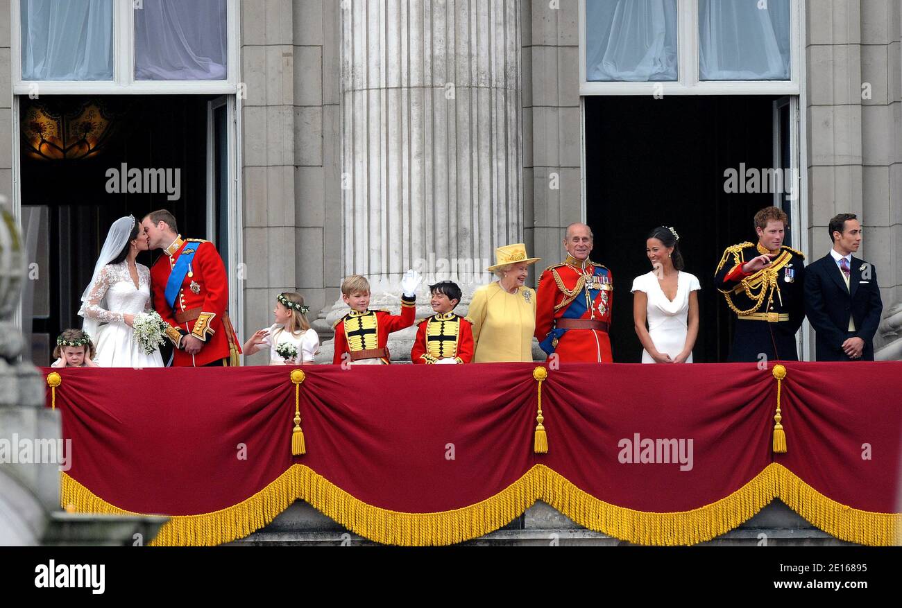 Le prince William et sa mariée la princesse Catherine apparaissent sur le balcon du palais de Buckingham avec la reine Elizabeth, le prince Philip, le prince Harry, Pippa Middleton et James Middleton après leur cérémonie de mariage à Londres, au Royaume-Uni, le 29 avril 2011. Photo de Mousse/ABACAPRESS.COM Banque D'Images