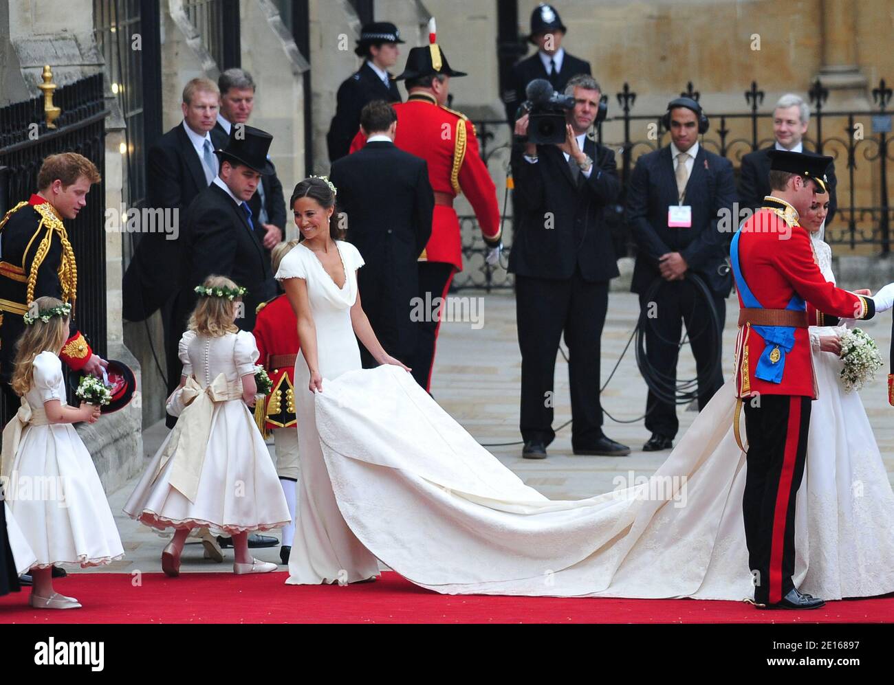 Le prince William et sa mariée Catherine Middleton, qui ont reçu les titres de duc et de duckess de Cambridge, quittent l'abbaye de Westminster après leur mariage, à Londres, au Royaume-Uni, le 29 avril 2011. Photo de Frédéric Nebinger/ABACAPRESS.COM Banque D'Images