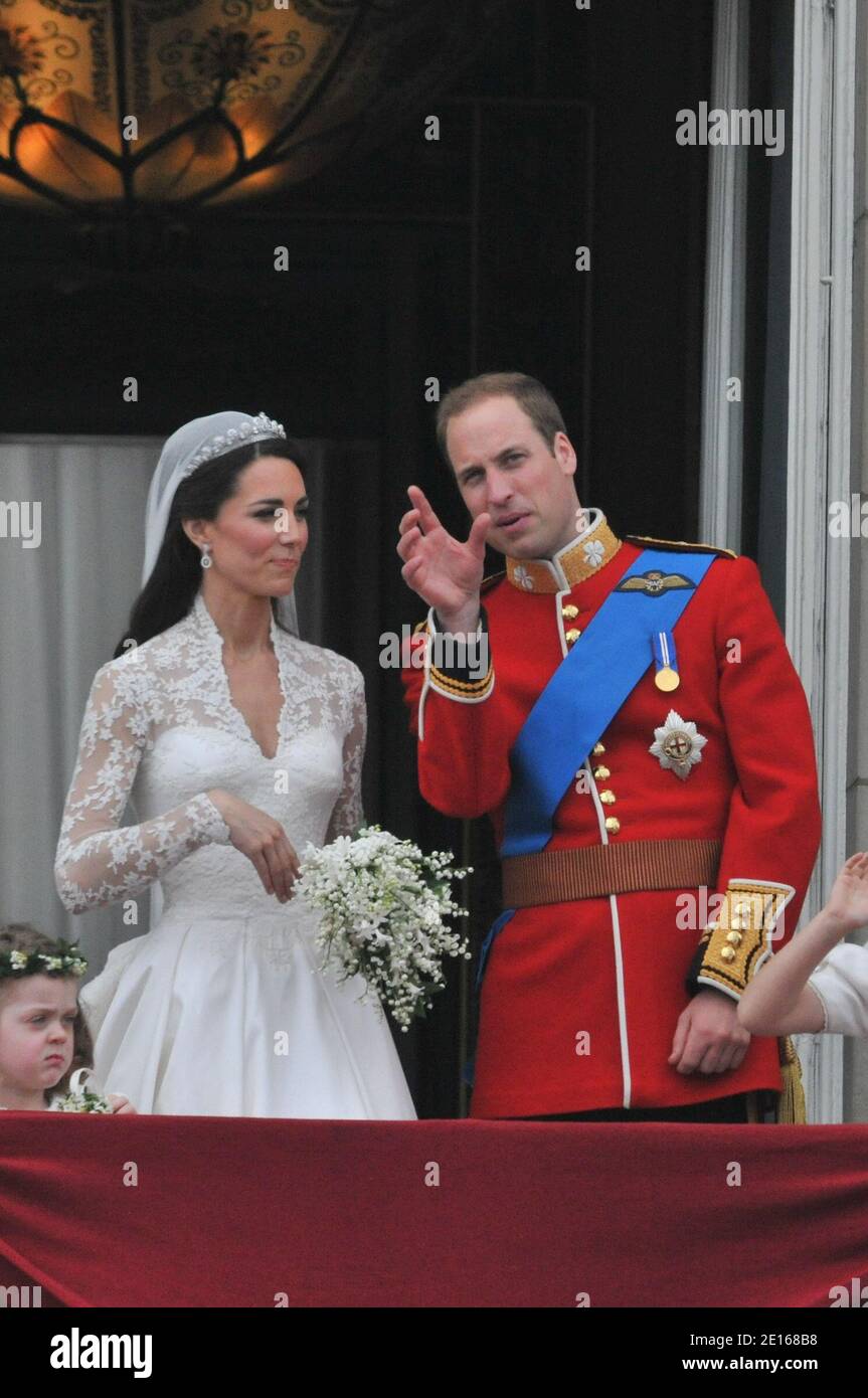 Le prince William et sa mariée la princesse Catherine apparaissent sur le balcon du Palais de Buckingham avec la reine Elizabeth, le prince Philip, Charles Prince de Galles, Camilla Duchess de Cornwall, le prince Harry, Pippa Middleton et James Middleton après leur cérémonie de mariage à Londres, au Royaume-Uni, le 29 avril 2011. Photo de Christophe Guibbbaud/ABACAPRESS.COM Banque D'Images