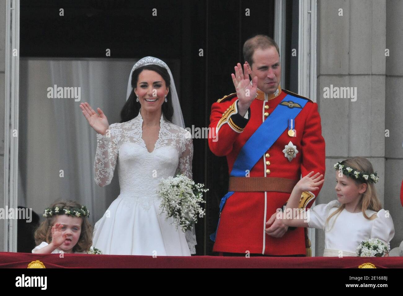 Le prince William et sa mariée la princesse Catherine apparaissent sur le balcon du Palais de Buckingham avec la reine Elizabeth, le prince Philip, Charles Prince de Galles, Camilla Duchess de Cornwall, le prince Harry, Pippa Middleton et James Middleton après leur cérémonie de mariage à Londres, au Royaume-Uni, le 29 avril 2011. Photo de Christophe Guibbbaud/ABACAPRESS.COM Banque D'Images