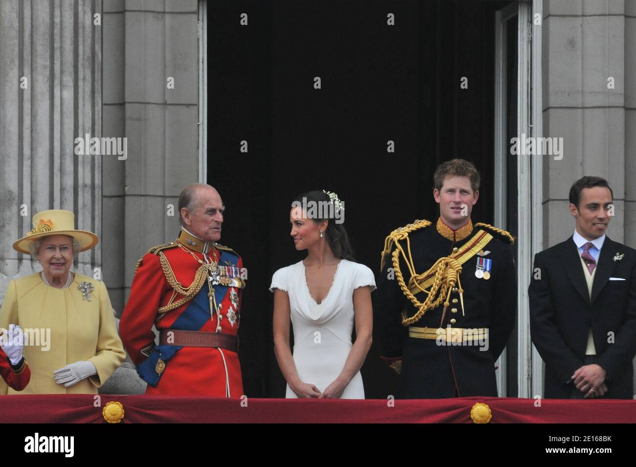 Le prince William et sa mariée la princesse Catherine apparaissent sur le balcon du Palais de Buckingham avec la reine Elizabeth, le prince Philip, Charles Prince de Galles, Camilla Duchess de Cornwall, le prince Harry, Pippa Middleton et James Middleton après leur cérémonie de mariage à Londres, au Royaume-Uni, le 29 avril 2011. Photo de Christophe Guibbbaud/ABACAPRESS.COM Banque D'Images