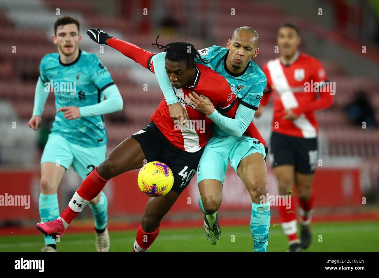 DaN n'Lundulu (au centre) de Southampton et Fabinho (à droite) de Liverpool se battent pour le ballon lors du match de la Premier League au stade St Mary's, à Southampton. Banque D'Images DaN n'Lundulu (au centre) de Southampton et Fabinho (à droite) de Liverpool se battent pour le ballon lors du match de la Premier League au stade St Mary's, à Southampton. Banque D'Images