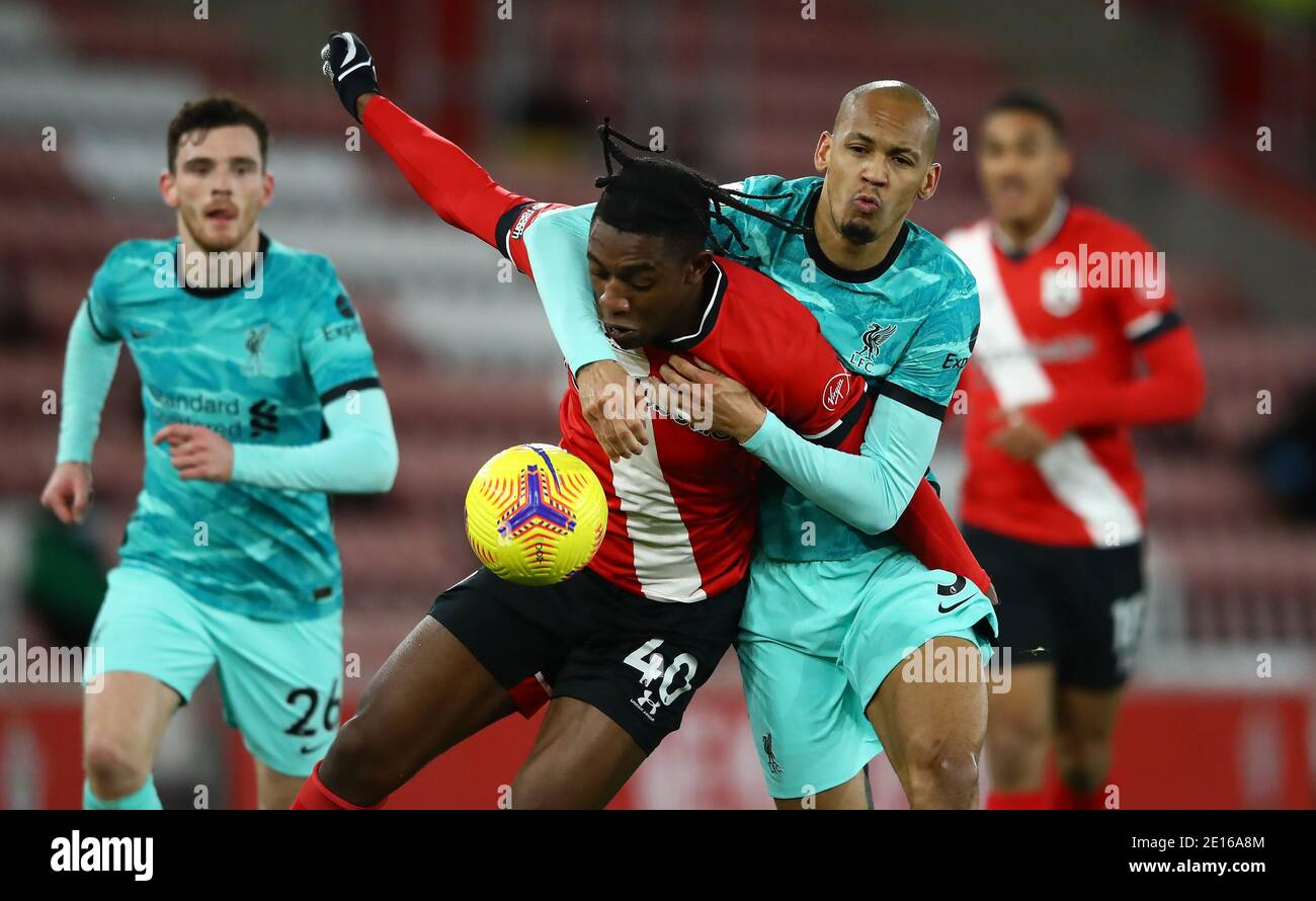 DaN n'Lundulu (au centre) de Southampton et Fabinho (à droite) de Liverpool se battent pour le ballon lors du match de la Premier League au stade St Mary's, à Southampton. Banque D'Images DaN n'Lundulu (au centre) de Southampton et Fabinho (à droite) de Liverpool se battent pour le ballon lors du match de la Premier League au stade St Mary's, à Southampton. Banque D'Images