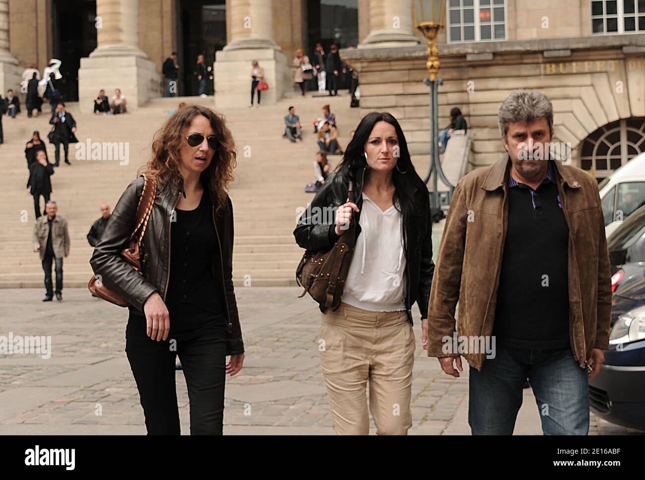 Stephanie Colonna, épouse d'Yvan Colonna, quitte le palais de justice de  Paris, le 2 mai 2011, après l'ouverture du procès d'appel d'Yvan Colonna  pour l'assassinat en 1998 de Claude Erignac, le plus