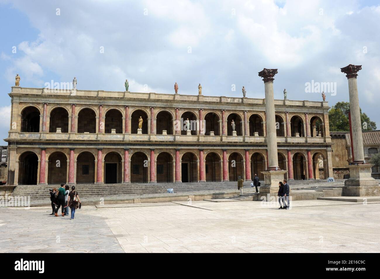 La réplique de l'ancien Forum romain construit pour la série télévisée de la BBC « Rome » est ouverte aux visiteurs lors de l'exposition « Cinecitta shows Off » aux studios Cinecitta de Rome, le 2,2011 mai. Le célèbre complexe de studios de cinéma Cinecitta de Rome ouvre ses portes pour une nouvelle exposition. 'Cinecitta si mostra' (spectacles Cinecitta') se déroulera jusqu'en novembre 30.les visiteurs pourront marcher sur des décors de cinéma, y compris les répliques d'un tronçon de Broadway du XIXe siècle utilisé dans les gangs de New York, et l'immense Forum romain construit pour la série télévisée de la BBC 'Rome'. Cinecitta' a été construit en 1937 sous dictato Banque D'Images