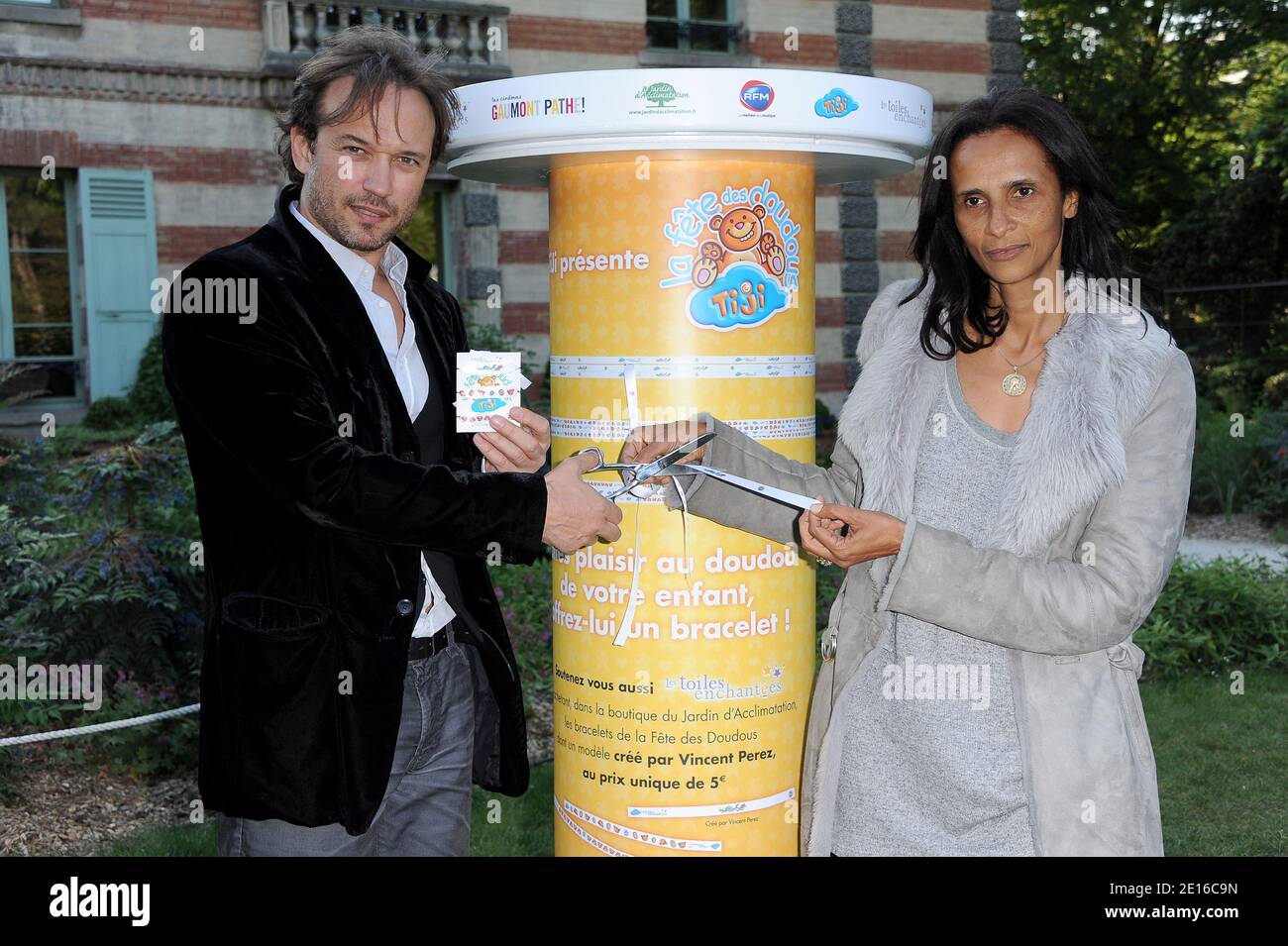 Vincent Perez et sa femme Karine Silla assistant à la tête des Doudous au jardin d'Acclimatation à Paris, France, le 3 mai 2011. Photo de Nicolas Briquet/ABACAPRESS.COM Banque D'Images