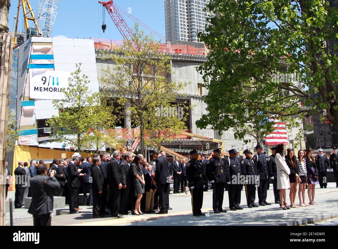 Le président des États-Unis Barack Obama marche avec des membres du NYPD et de la FDNY tenant une couronne alors qu'il visite Ground Zero, le site des anciennes tours jumelles, Quelques jours après la mort d'Oussama Ben Laden par les phoques de la marine américaine près de 10 ans après les attaques terroristes contre le World Trade Center à New York, NY, USA, le 5 mai 2011.photo par Mehdi Taamallah/ABACAPRESS.COM Banque D'Images