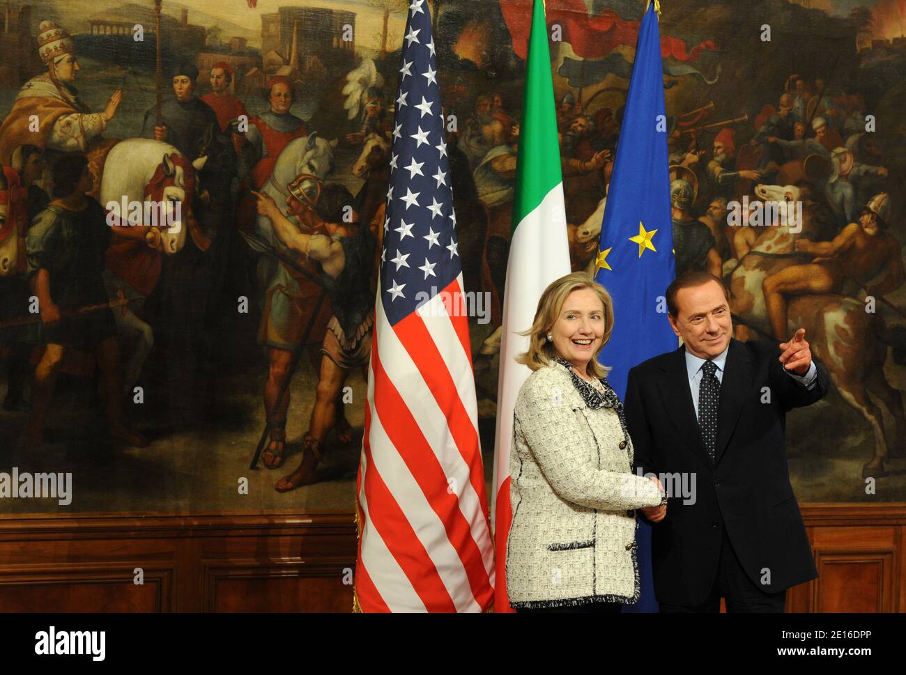 Le Premier ministre italien Silvio Berlusconi rencontre la Secrétaire d'État américaine Hillary Clinton à Rome, en Italie, le 5 mai. Clinton est arrivée en Italie pour une réunion de deux jours pour discuter de stratégie avec des partenaires internationaux sur la façon de protéger les civils en Libye. Photo par Eric Vandeville/ABACAPRESS.COM Banque D'Images