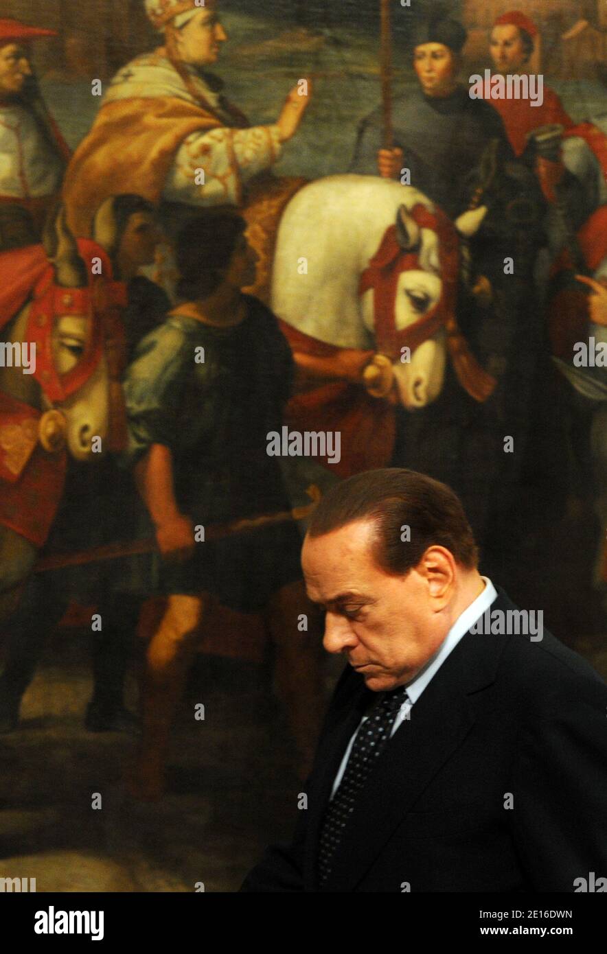 Le Premier ministre italien Silvio Berlusconi rencontre la Secrétaire d'État américaine Hillary Clinton à Rome, en Italie, le 5 mai. Clinton est arrivée en Italie pour une réunion de deux jours pour discuter de stratégie avec des partenaires internationaux sur la façon de protéger les civils en Libye. Photo par Eric Vandeville/ABACAPRESS.COM Banque D'Images