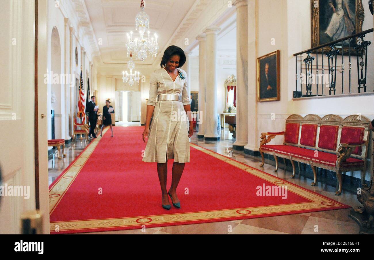 La première dame Michelle Obama organise un événement de la Fête des mères pour les mères, les grands-mères et les conjoints connectés à l'armée dans la salle est de la Maison Blanche la Maison Blanche le 6 mai 2011 à Washington D.C., Etats-Unis . Les clients présents représentent les cinq branches de l'armée, y compris les familles Blue Star et Gold Star. Photo par Olivier Douliery/ABACAPRESS.COM Banque D'Images