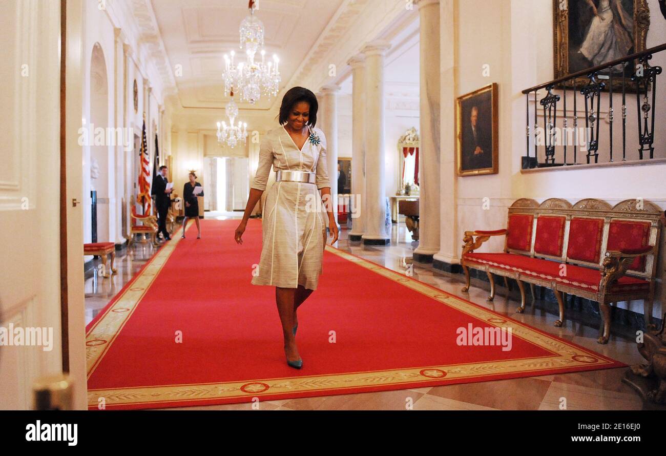 La première dame Michelle Obama organise un événement de la Fête des mères pour les mères, les grands-mères et les conjoints connectés à l'armée dans la salle est de la Maison Blanche la Maison Blanche le 6 mai 2011 à Washington D.C., Etats-Unis . Les clients présents représentent les cinq branches de l'armée, y compris les familles Blue Star et Gold Star. Photo par Olivier Douliery/ABACAPRESS.COM Banque D'Images