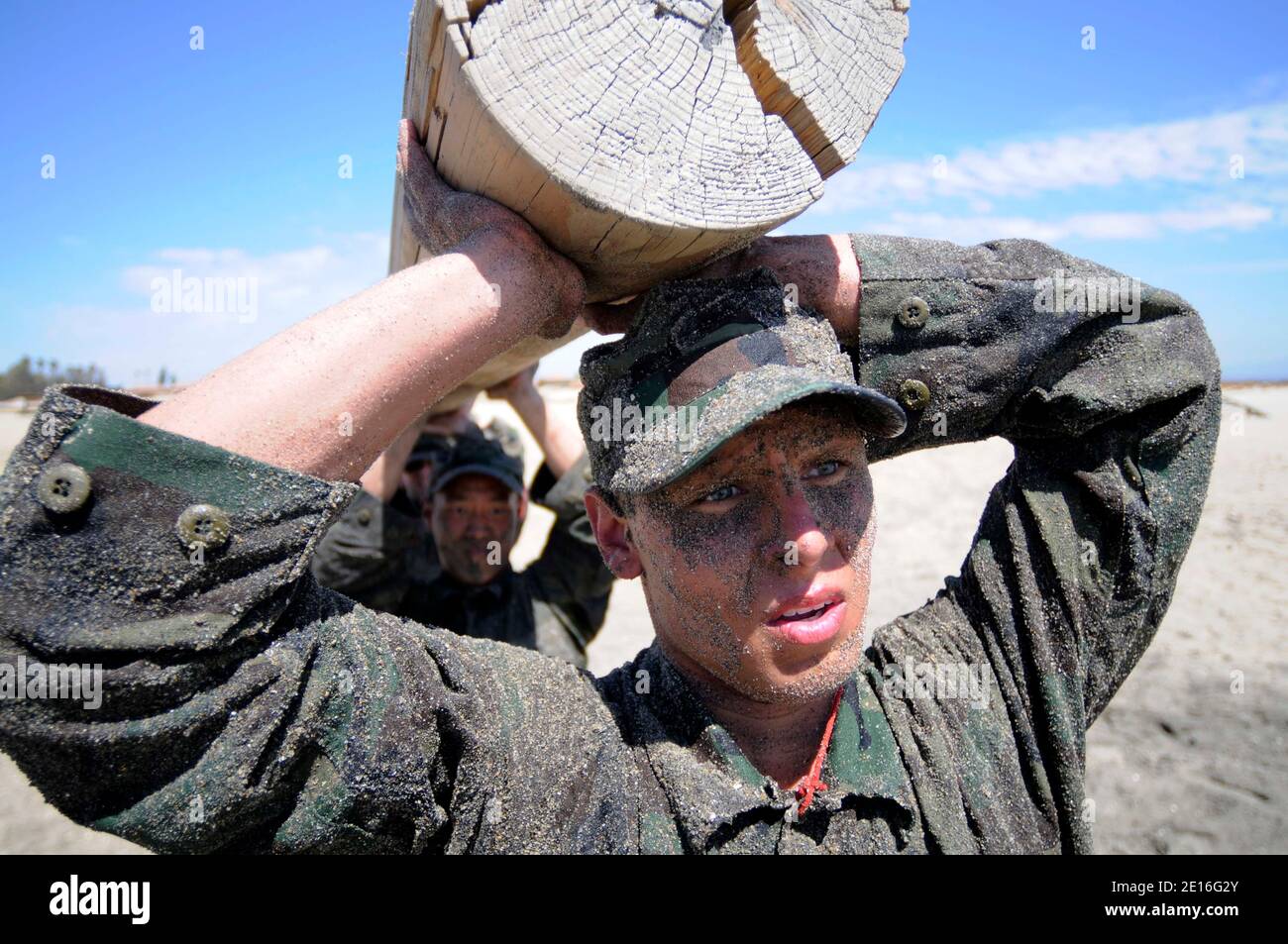 Les étudiants de la démolition/SCELLEMENT sous-marin de base (BUD/s) participent à la formation physique en rondins pendant la première phase de formation à la base navale amphibie Coronado. Les phoques de la Marine constituent la composante maritime des Forces d'opérations spéciales des États-Unis et sont formés pour mener une variété d'opérations à partir de la mer, de l'air et du sol. Photo par USN/ABACAPRESS.COM Banque D'Images