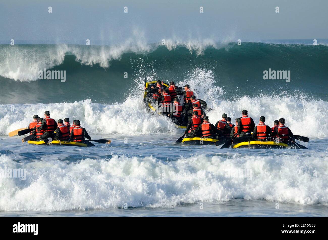 Démolition sous-marine de base/PHOQUES (bourgeons) les élèves participent au Surf passage à la base navale amphibie Coronado. Le passage de surf est l'une des nombreuses évolutions physiquement exigeantes qui font partie de la première phase de la formation DE JOINT. Les phoques de la Marine sont la composante maritime des forces spéciales américaines et sont formés pour mener une variété d'opérations à partir de la mer, de l'air et de la terre. Photo par USN/ABACAPRESS.COM Banque D'Images