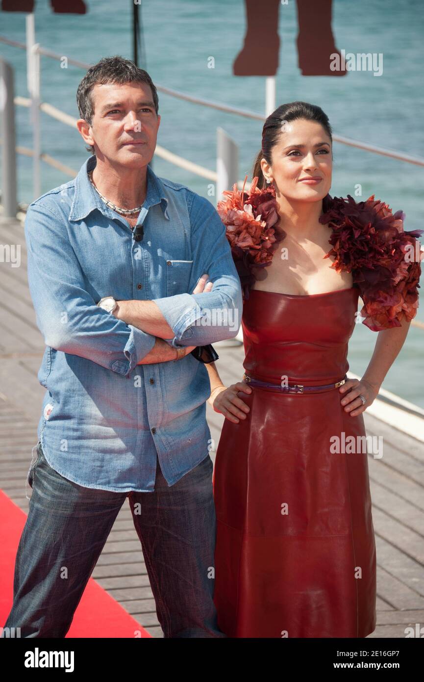 Antonio Banderas et Salma Hayek posent dans le cadre du 64ème Festival international du film de Cannes, à l'Hôtel Carlton de Cannes, dans le sud de la France, le 11 mai 2011, dans le cadre du film d'animation « Puss in Boots » (le Chat Botte). Banderas est la voix de Puss dans Boot, Salma Hayek la voix de Kitty Softpaws. Photo de Nicolas Genin/ABACAPRESS.COM Banque D'Images