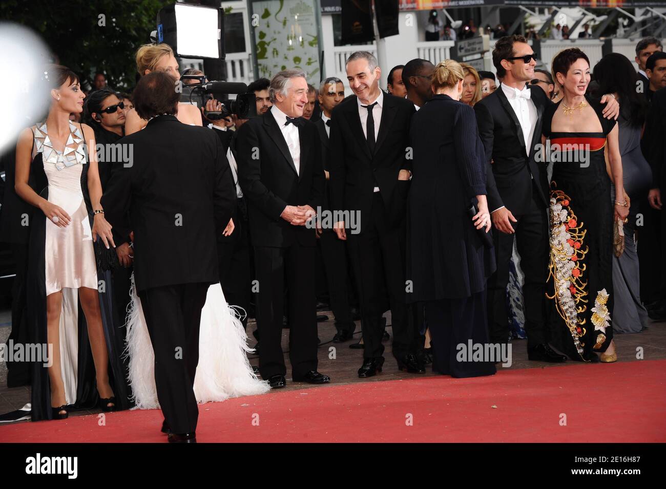 Le jury du long métrage arrive pour la cérémonie d'ouverture du 64ème Festival International du film de Cannes et la projection du dernier film de Woody Allen 'Hidnight in Paris' présenté hors compétition, à Cannes, France, le 11 mai 2011. Photo de Hahn-Nebinger/ABACAPRESS.COM Banque D'Images